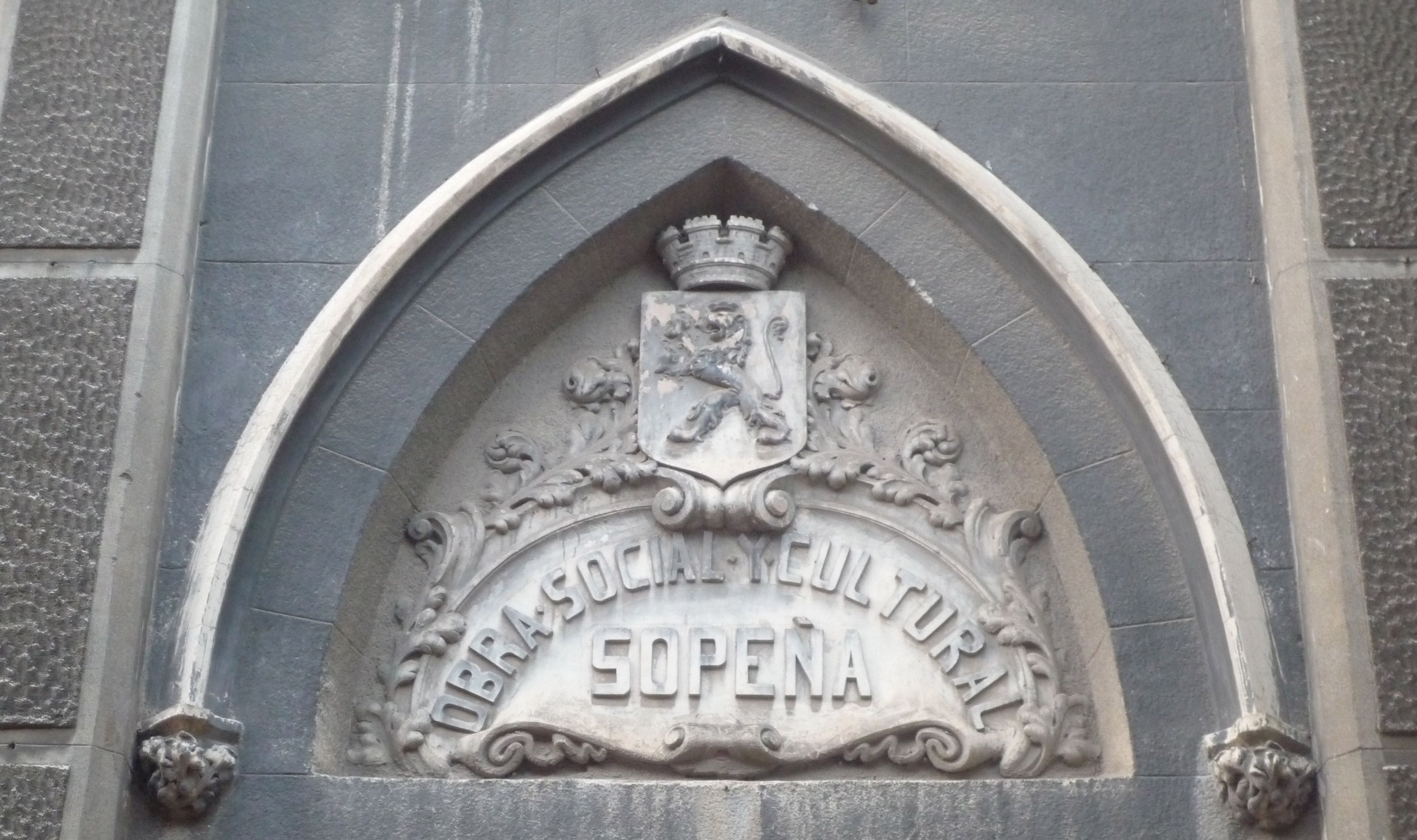 León del edificio Oscus. | GREGORIO F. CASTAÑÓN León del edificio Oscus. | GREGORIO F. CASTAÑÓN