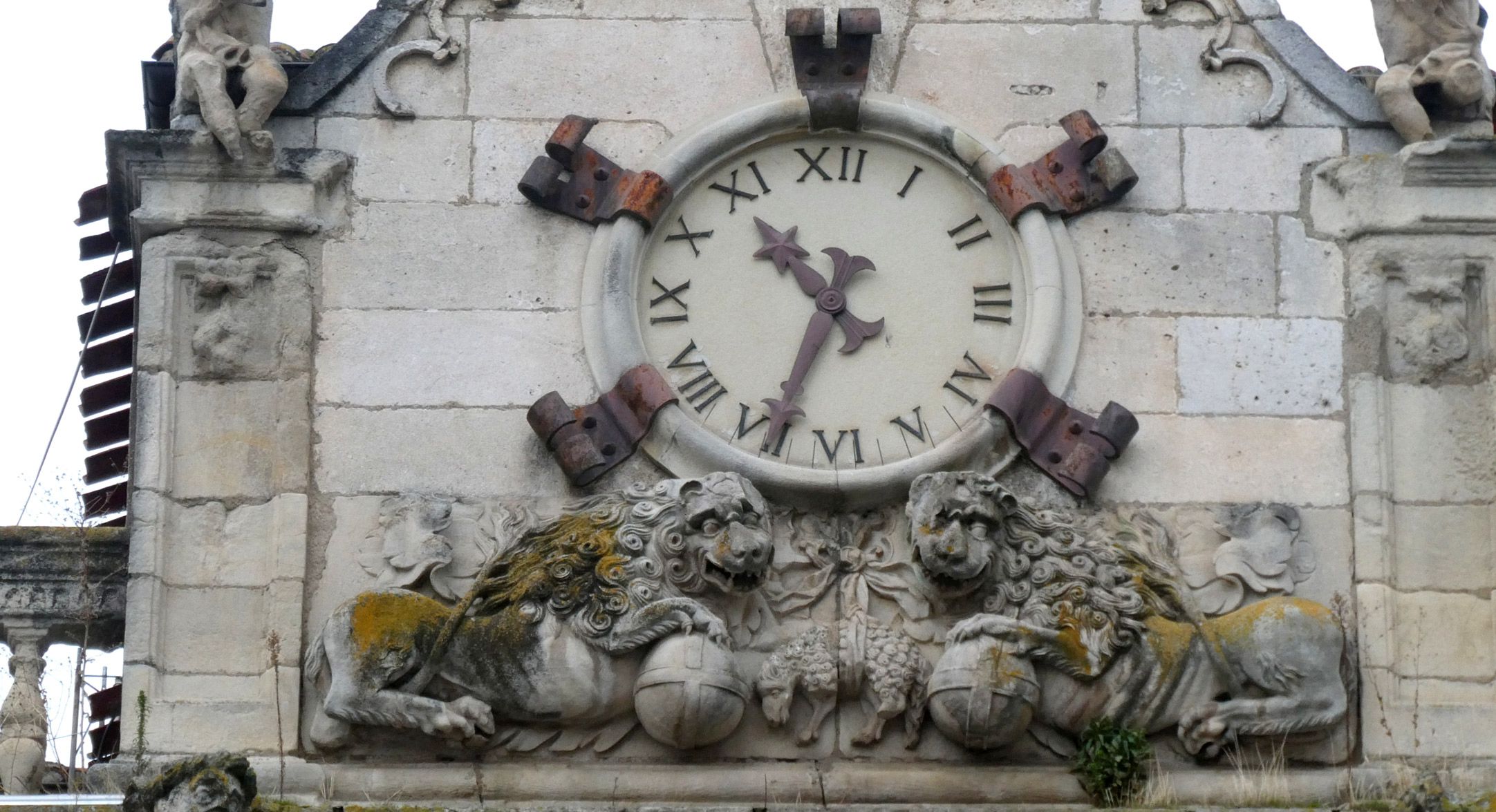 Leones en el reloj. | GREGORIO F. CASTAÑÓN Leones en el reloj. | GREGORIO F. CASTAÑÓN