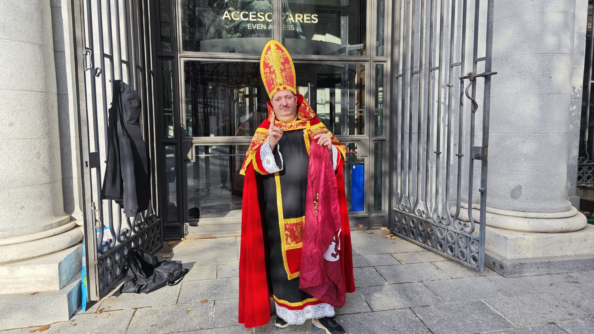 El ‘obispo de la lotería’ listo para dar su bendición a los décimos. | L.N.C. El ‘obispo de la lotería’ listo para dar su bendición a los décimos. | L.N.C.