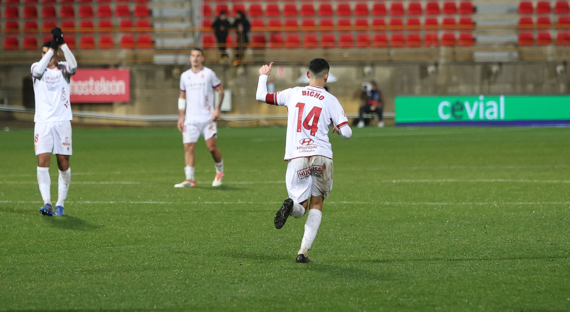 Ojeda aplaude a Bicho, que agradece el pase, durante el partido de la Cultural con el Huesca. | FERNANDO OTERO