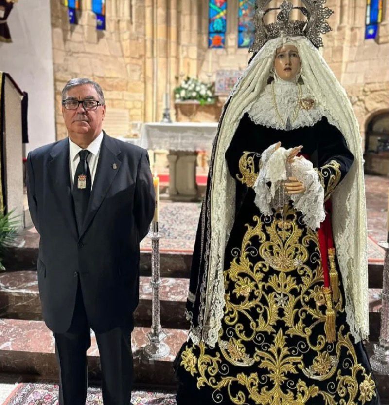 El nuevo abad, José María Domínguez, en un besamanos de la Virgen de la Soledad. | MYV