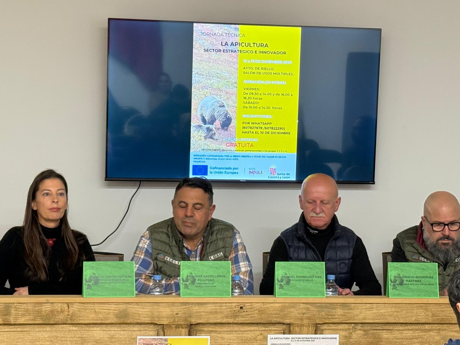 Encuentro celebrado el Riello para buscar una solución para convivir con el oso pardo.| L.N.C.