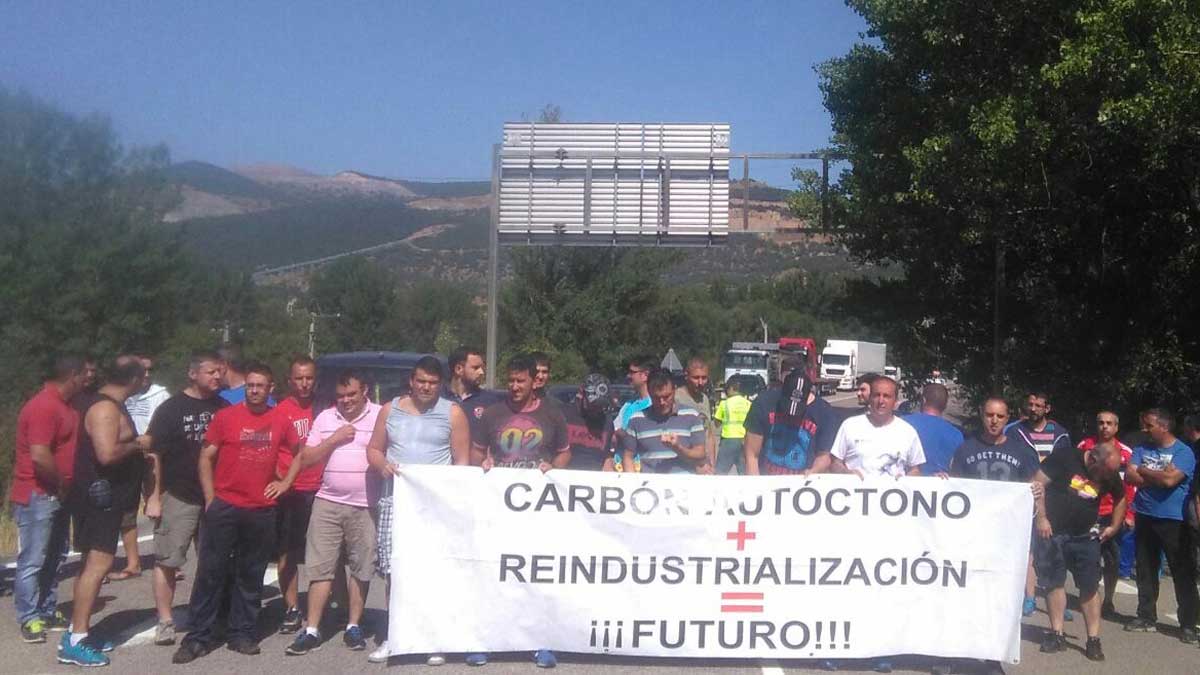 Los mineros de Astur Leonesa cortan la N-630