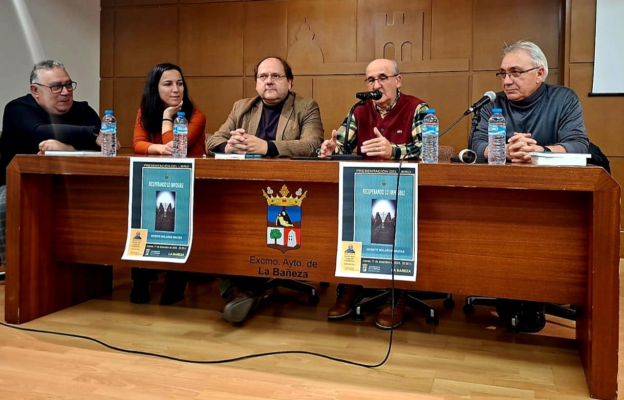 Presentación del libro 'Recuperando lo imposible' de Vicente Bolaños en La Bañeza. | L.N.C.