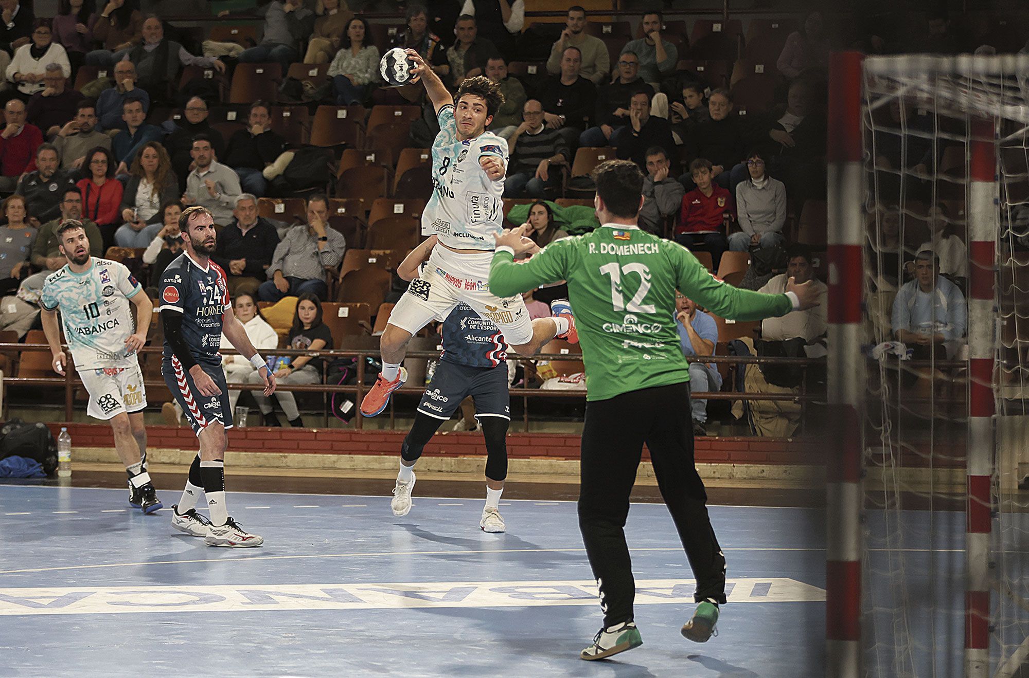 DaríoSanz, que fue decisivo en el tramo final, intenta batir a Domenech. | FERNANDO OTERO