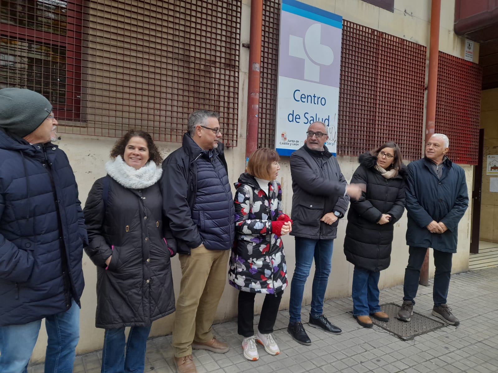 Miembros del PSOE ante el centro de salud Ponferrada I denunciando su mal estado. | MAR IGLESIAS