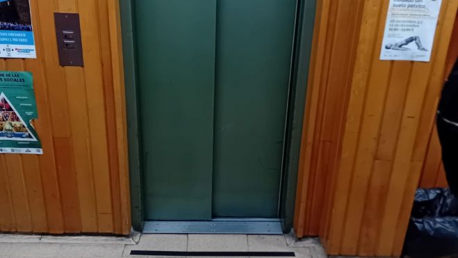 Los ascensores del centro de salud están deteriorados. Los ascensores del centro de salud están deteriorados.