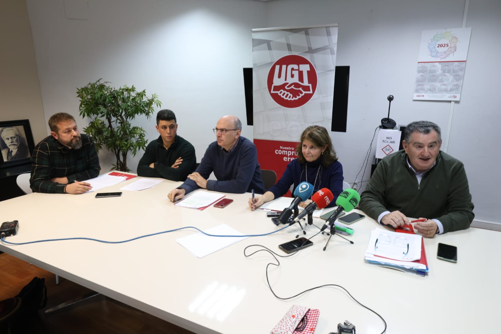 Un instante de la comparecencia de los responsables de UGT-Fica y de Azucarera. | FERNANDO OTERO