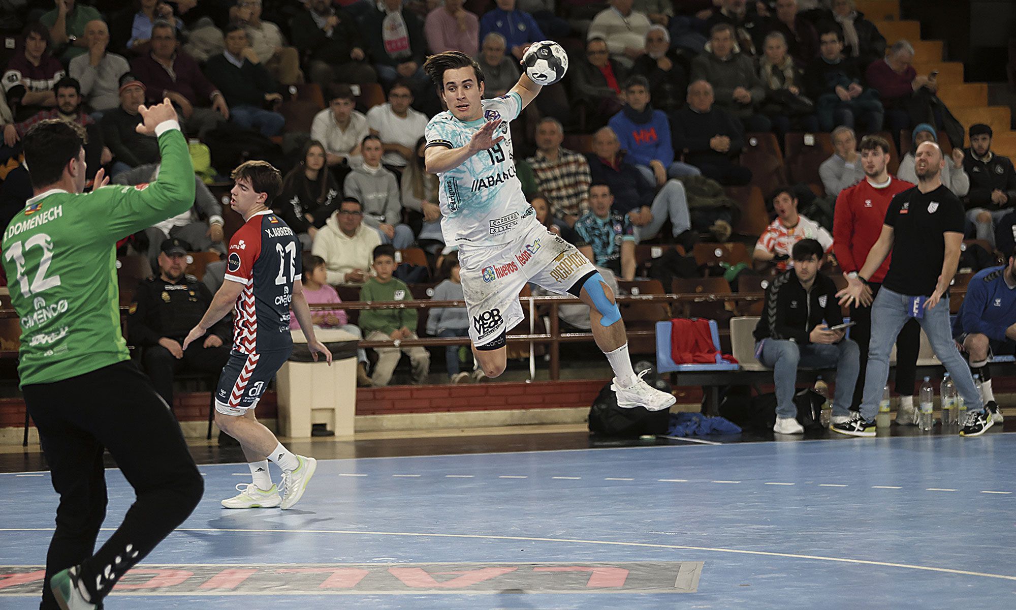 Gonzalo lanza en el choque entre el Ademar y el Alicante. | FERNANDO OTERO