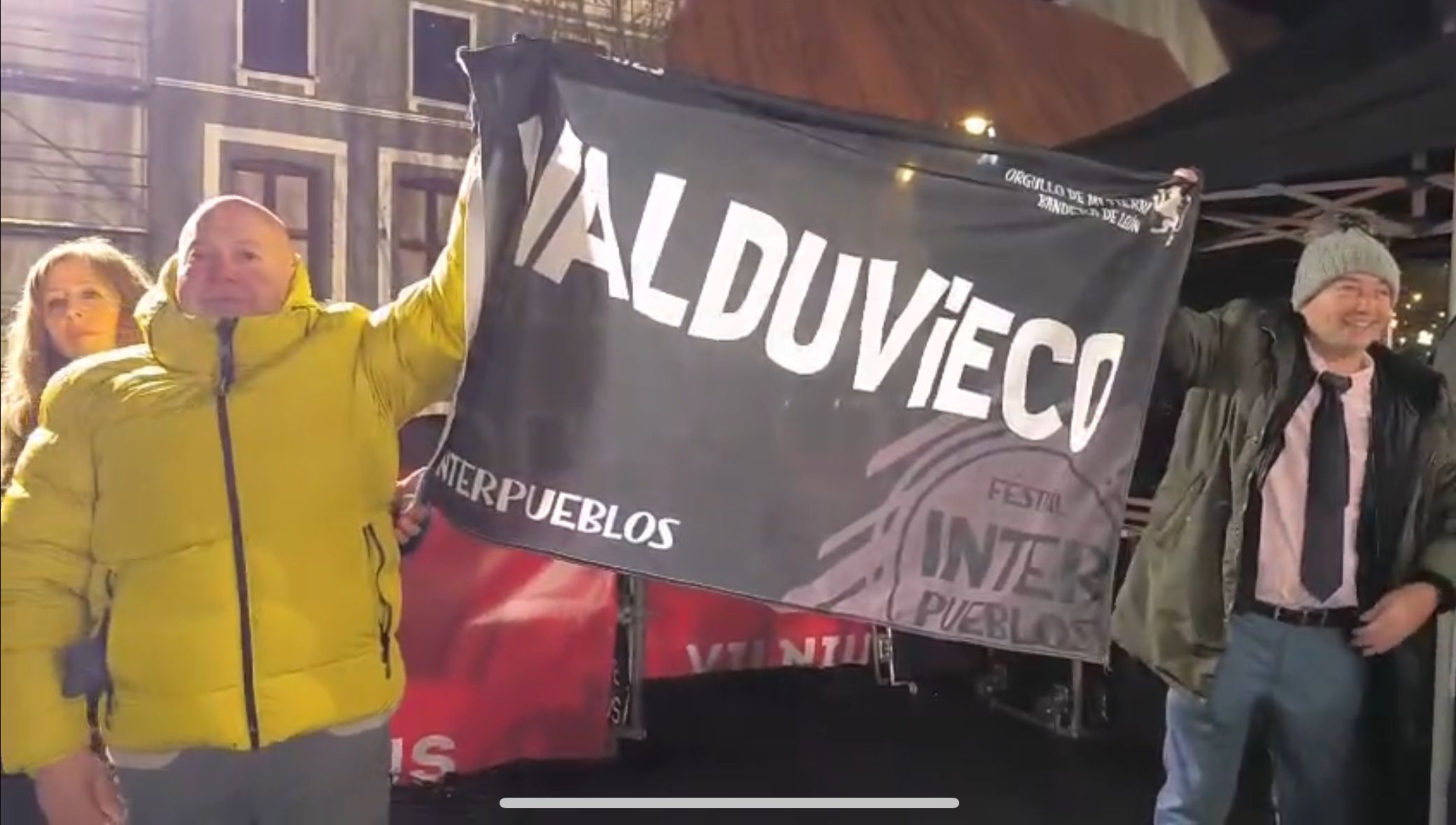 Vecinos de Valduvieco recibiendo el premio en Irlanda