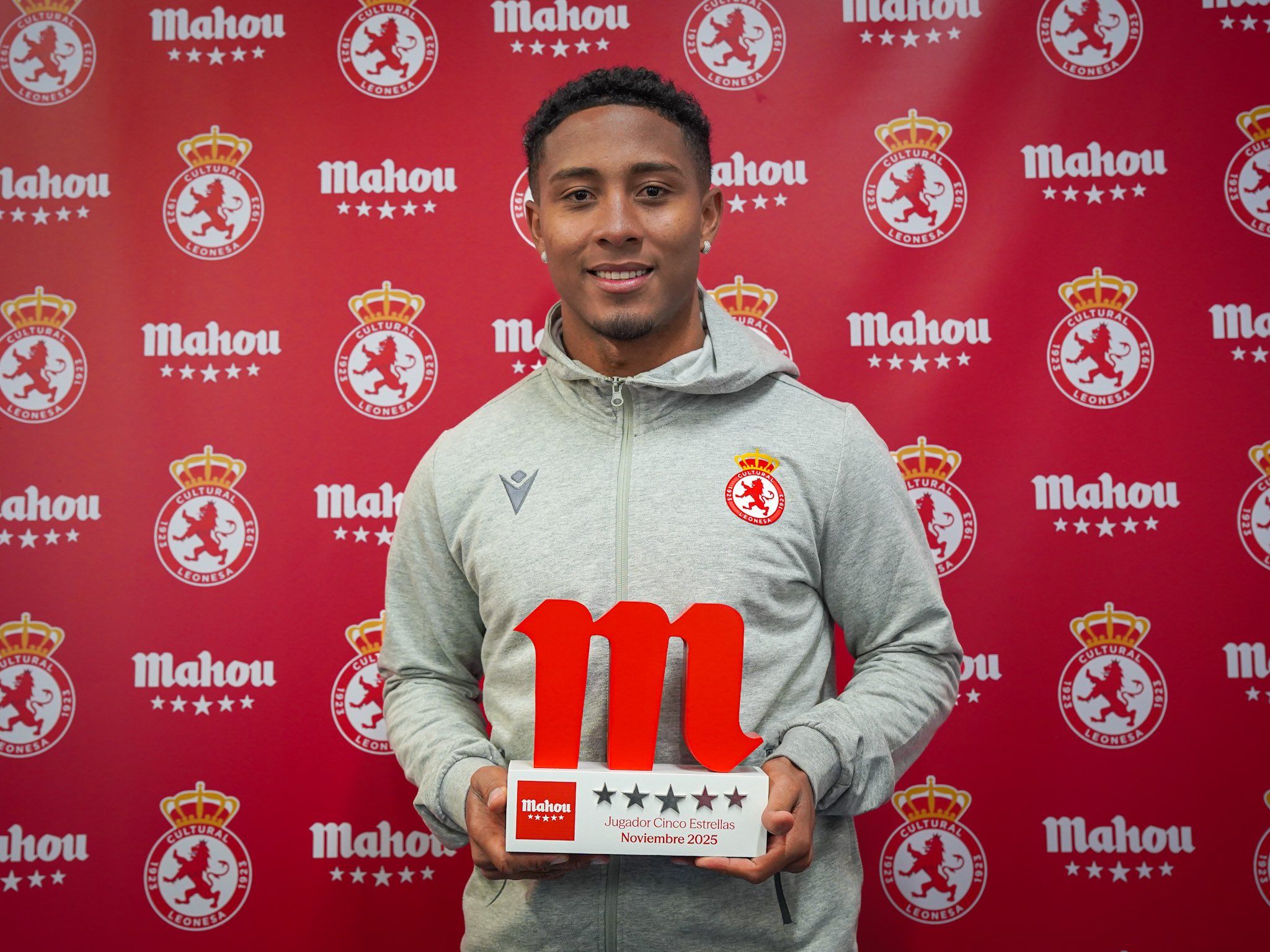 Lucas Ribeiro recoge el premio como mejor jugador del mes. | CYD