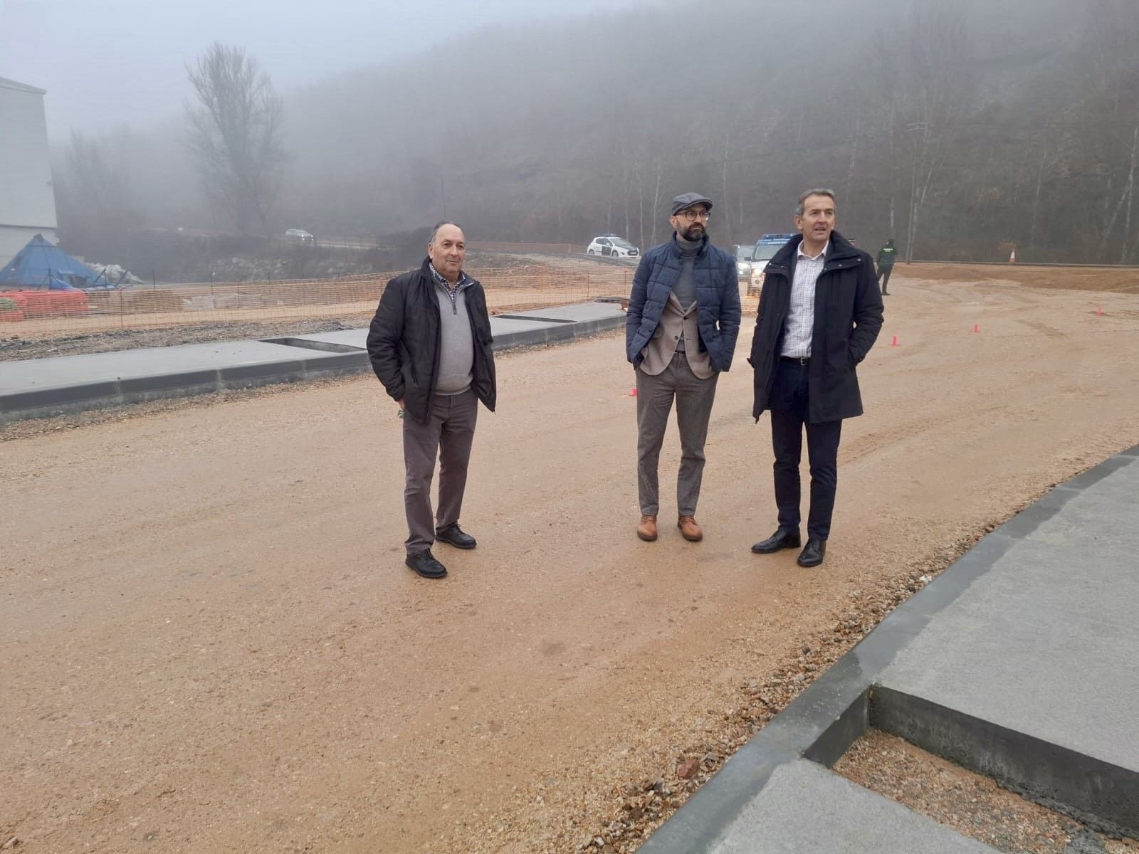 Un instante de la visita a La Robla del subdelegado