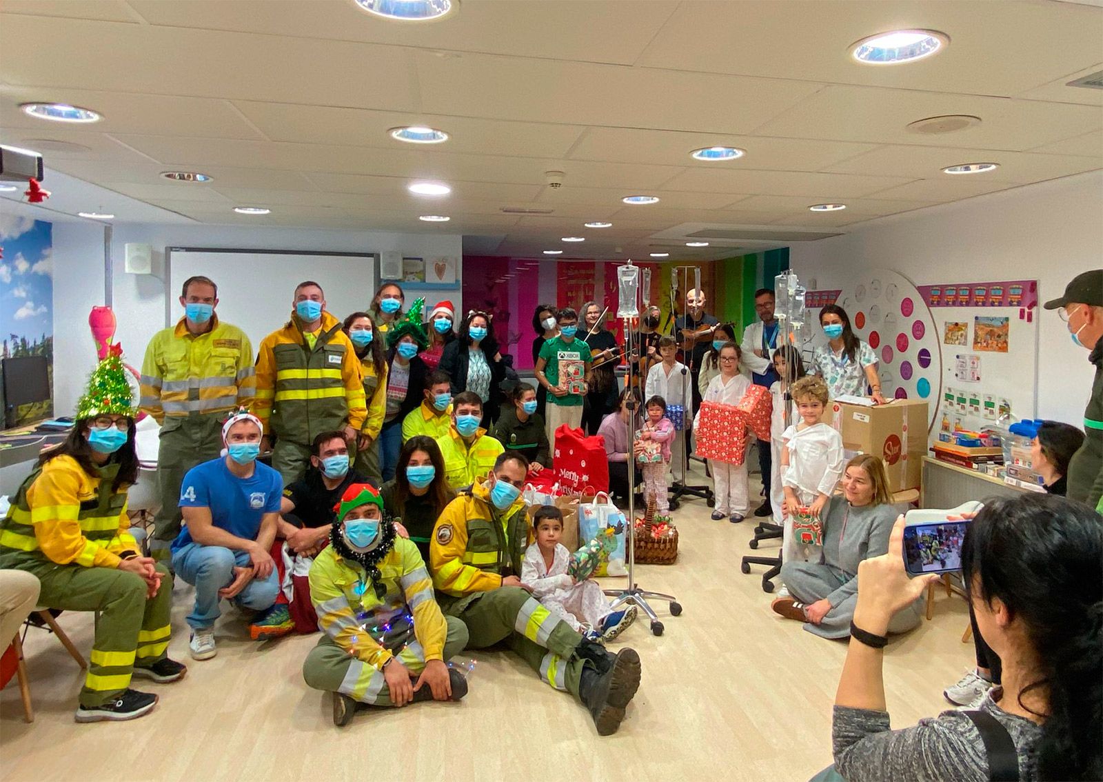 Foto de la visita de los bomberos forestales a Pediatría