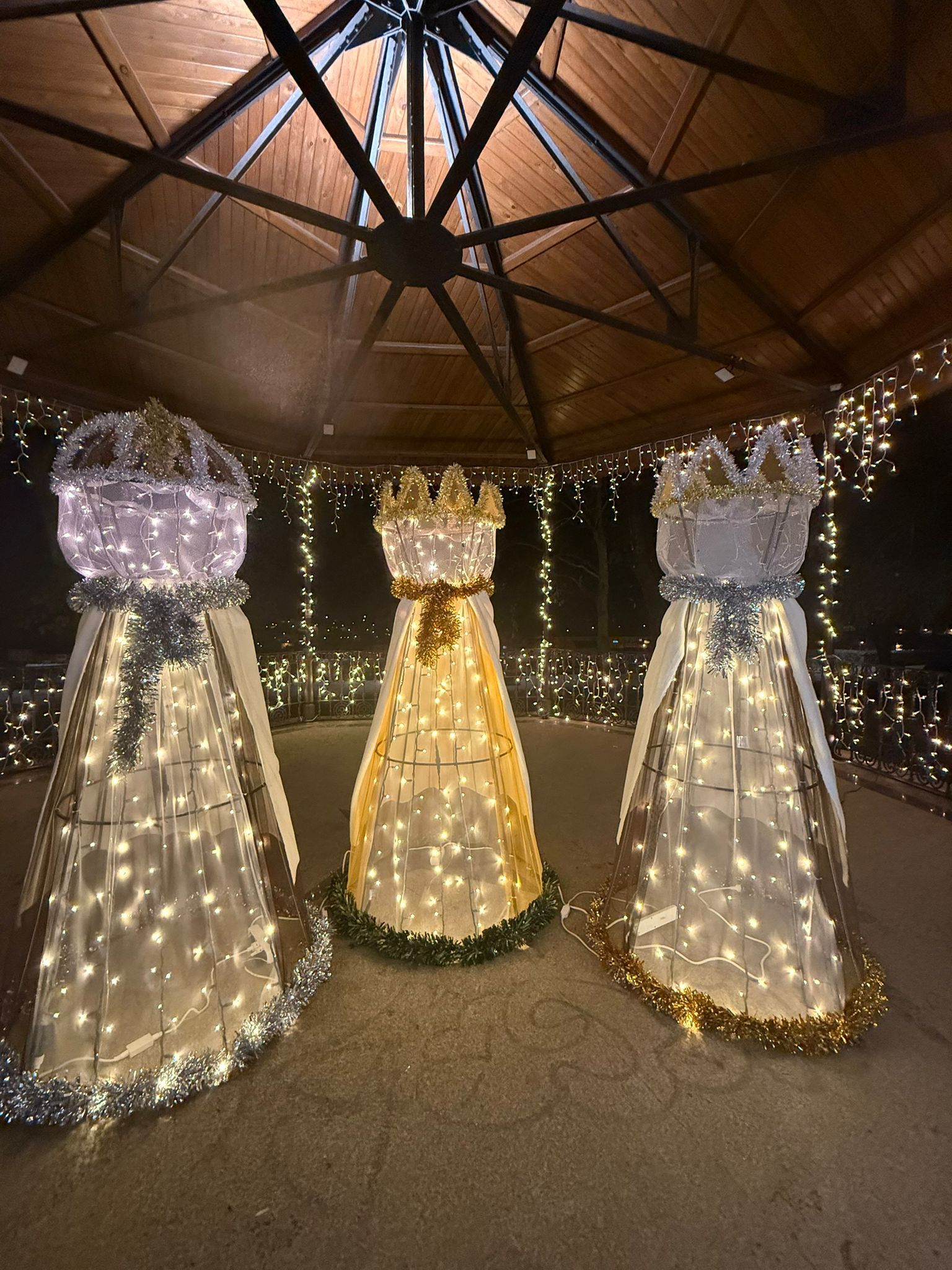 Decoración navideña en forma de Reyes Magos en el Jardín de la Sinagoga. | L.N.C.
