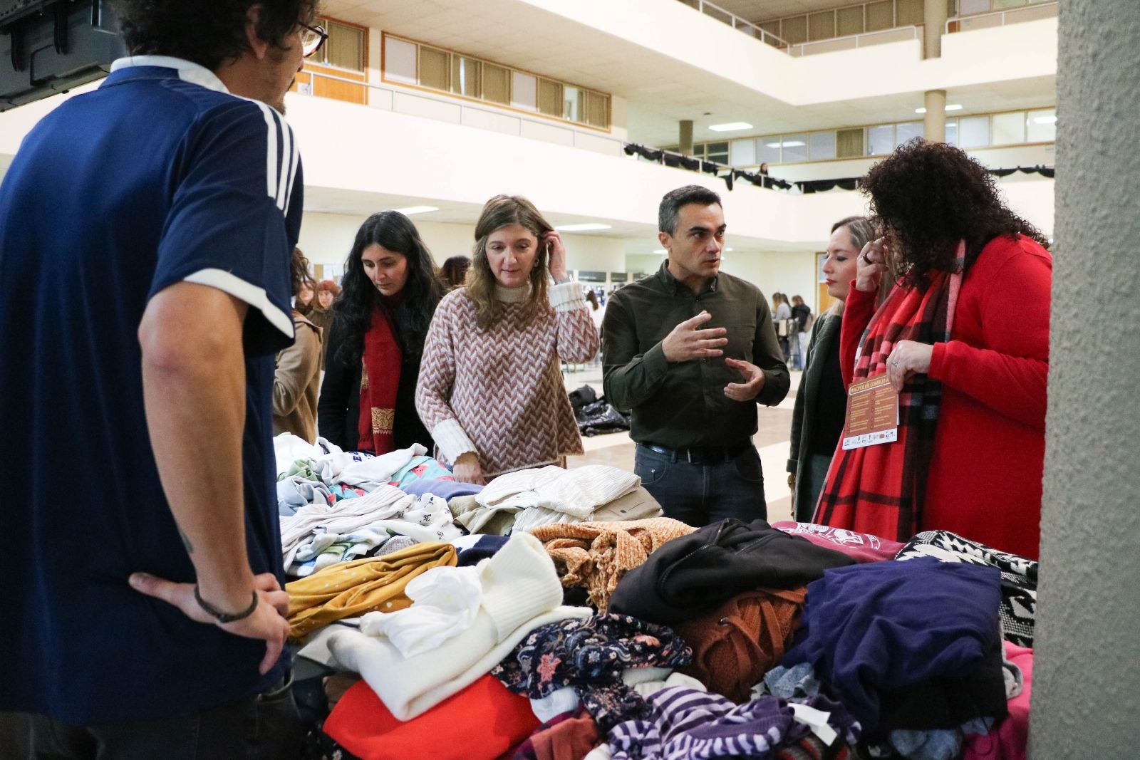 Un instante de la inauguración del mercadillo solidario en Filosofía y Letras | L.N.C