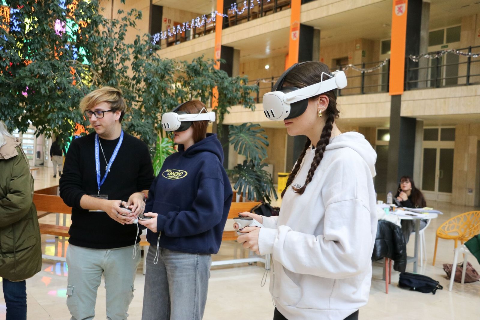 Estudiantes de la ULE con las gafas de realidad virtual de la experiencia ODServa | L.N.C.