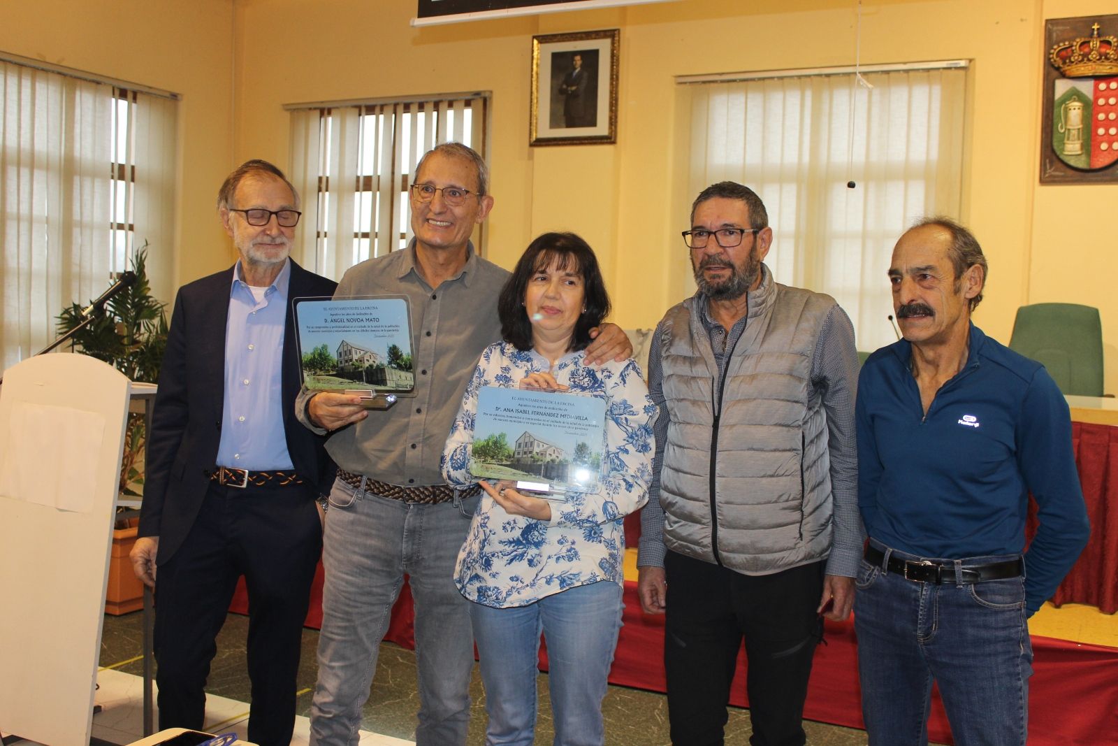 Ángel Novoa y Ana Isabel Fernández, junto al alcalde y los concejales | ALFREDO HURTADO