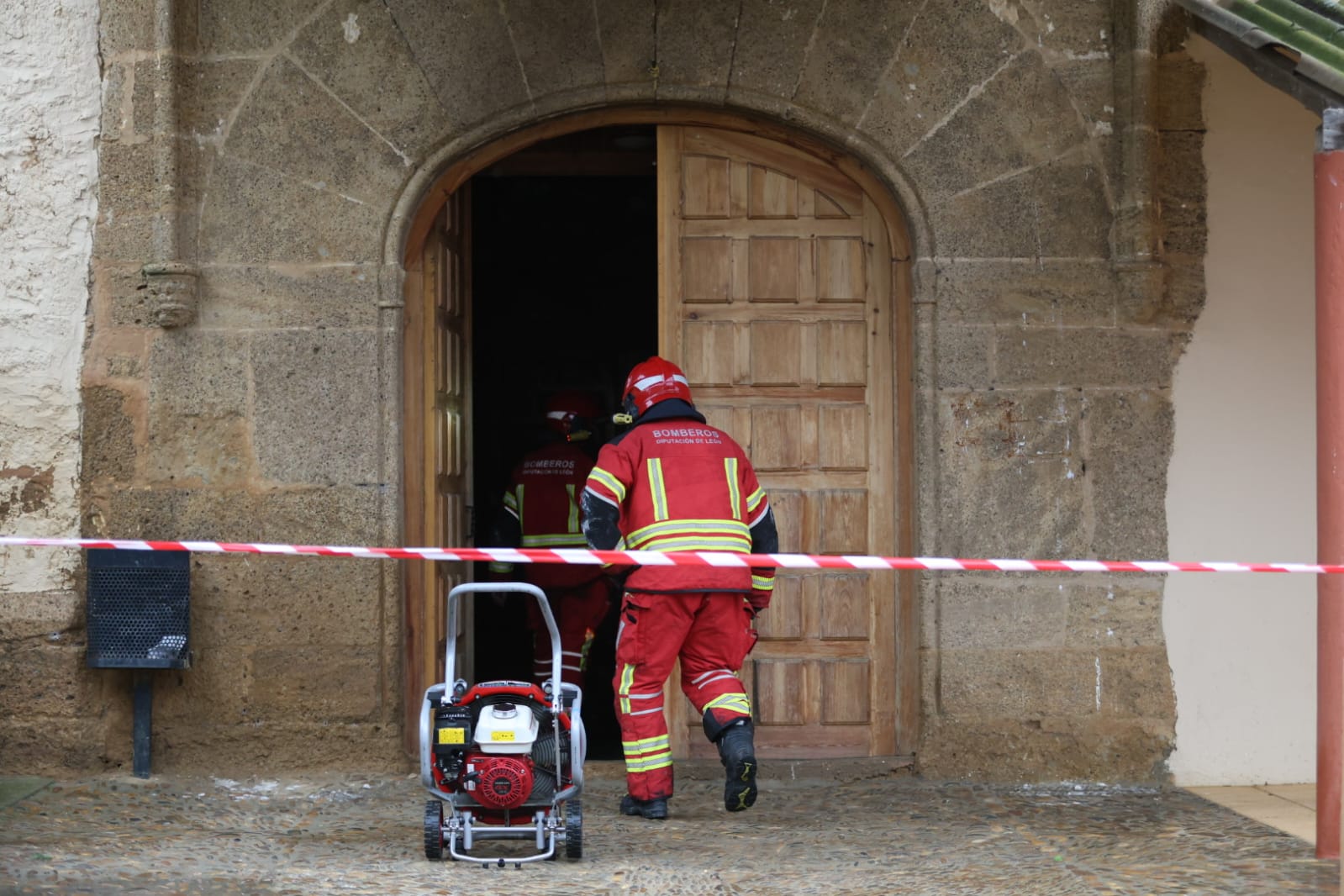 Los bomberos entrando al interior de la iglesia, donde están todos los daños. | FERNANDO OTERO