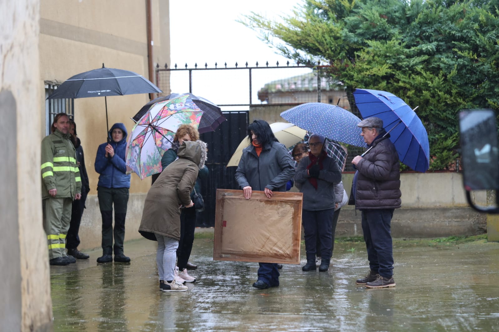 Uno de los cuadros que han sacado para evitar que se dañen por el humo. | FERNANDO OTERO