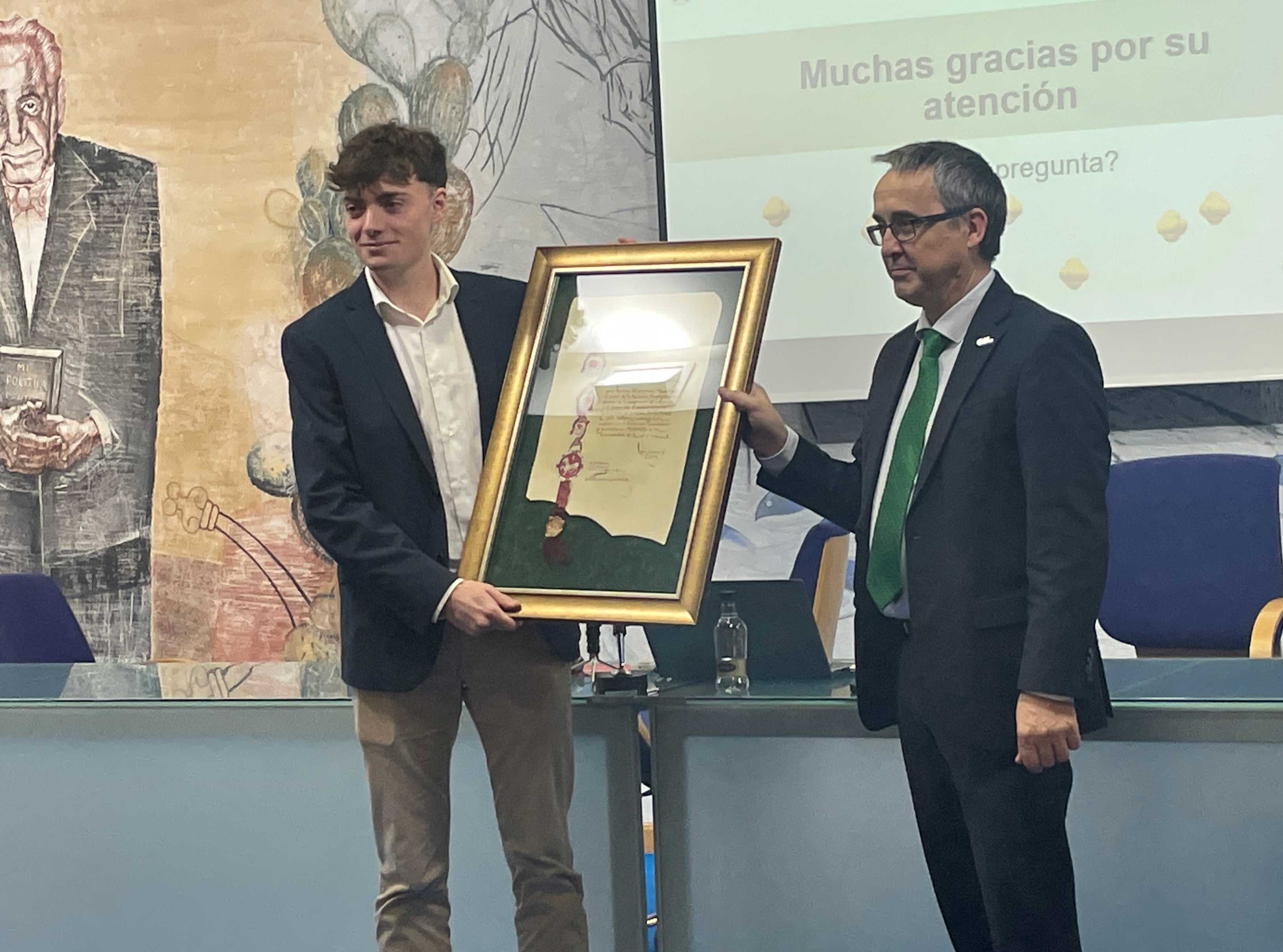 Sergio Fernández recibiendo un diploma acreditativo de manos de Santiago Gutiérrez. | L.N.C.
