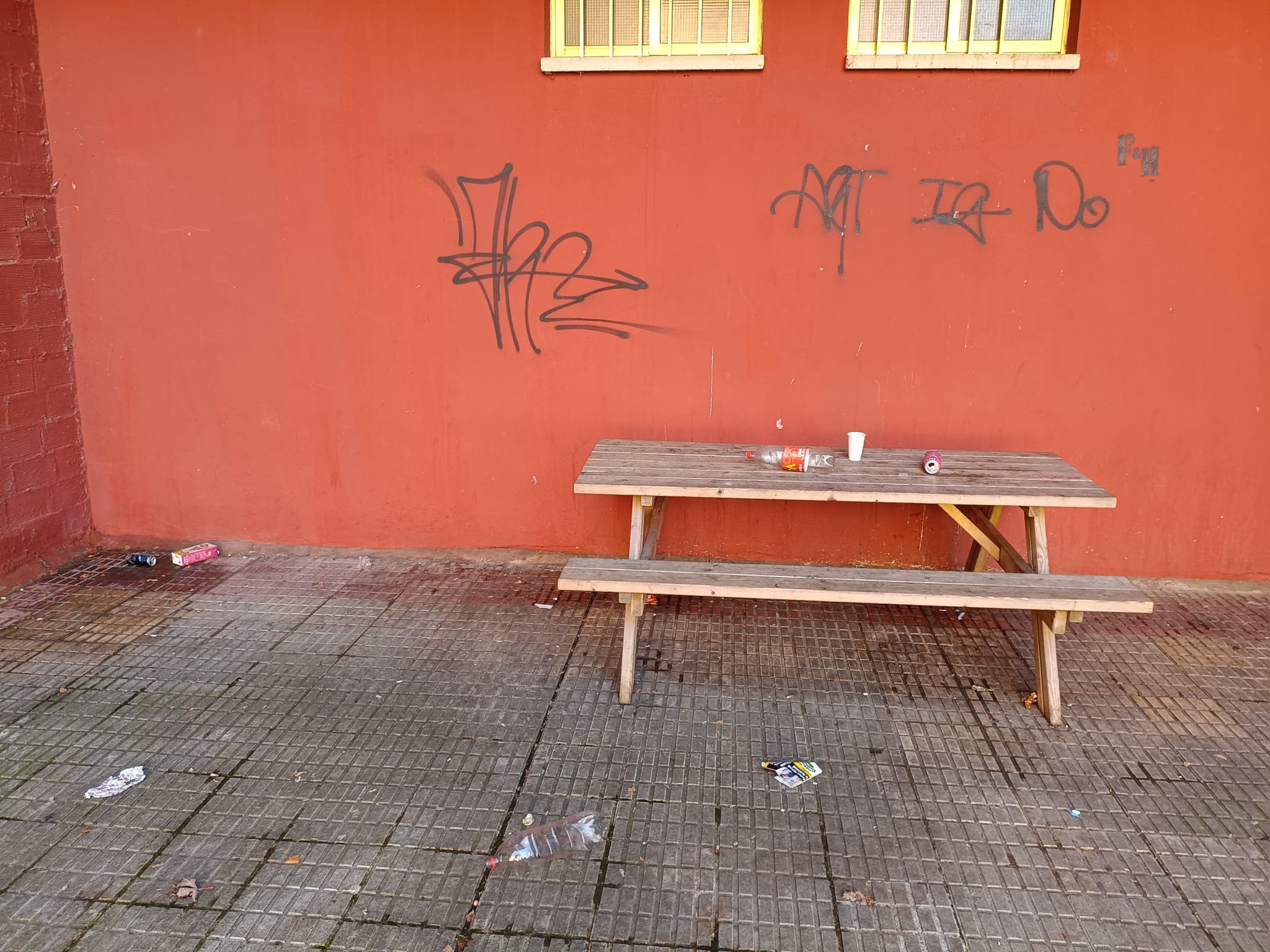 Restos del botellón celebrado este fin de semana junto a las viviendas aledañas a la bolera del Polígono X. | L.N.C.