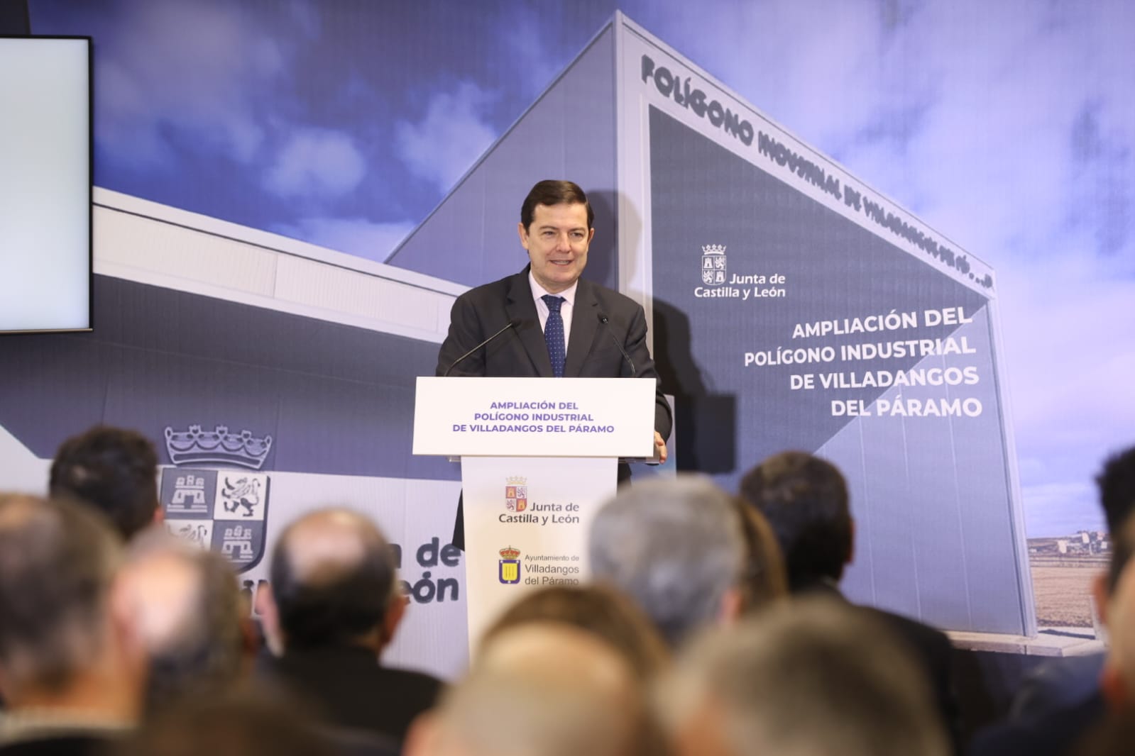 Mañueco, durante su visita a Villadangos. | FERNANDO OTERO