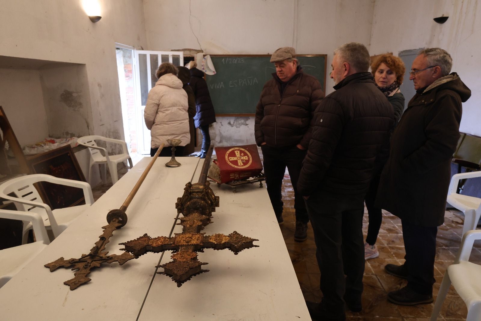 Cruces y una biblia dañadas por el incendio. | FERNANDO OTERO