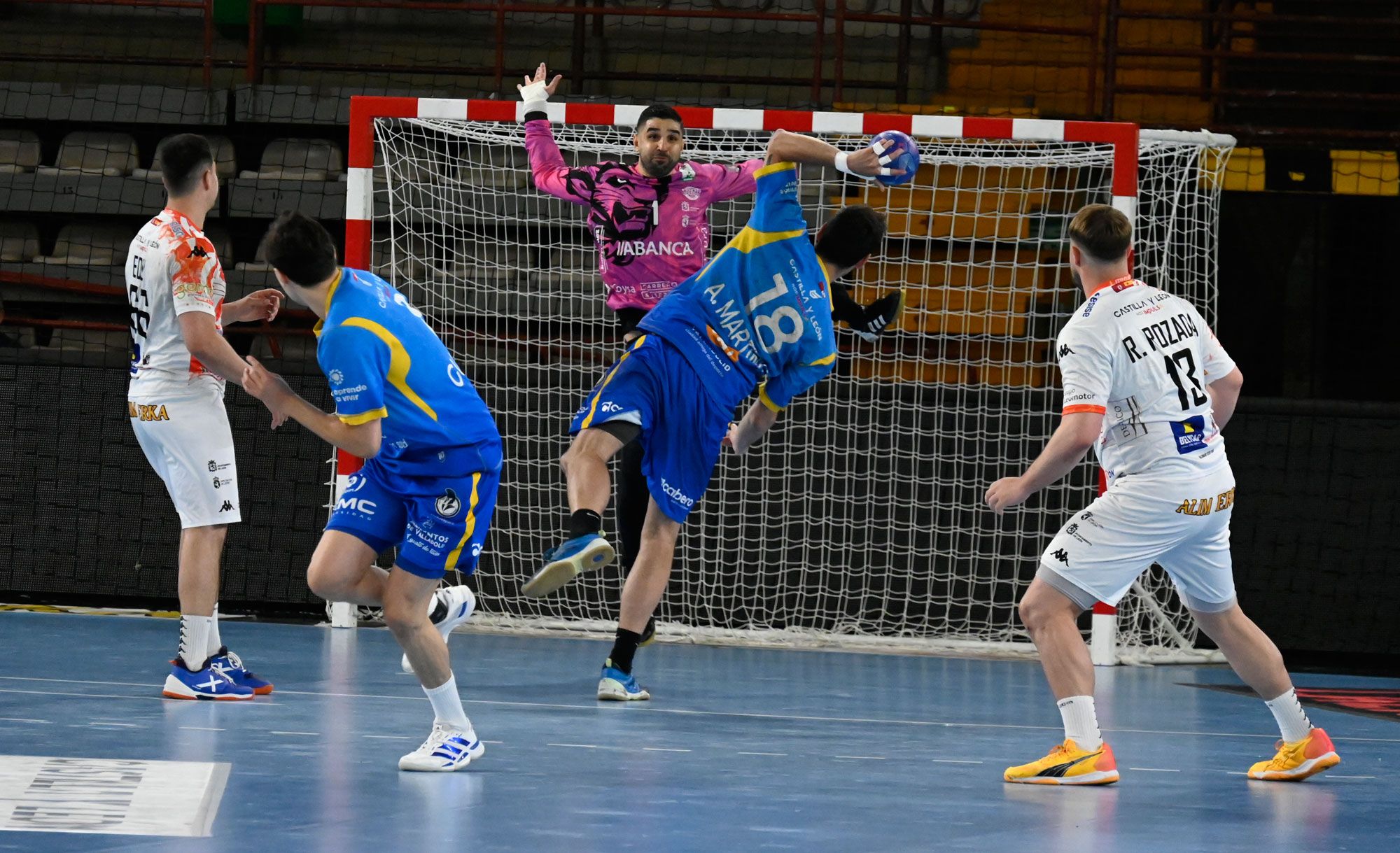 Saeid intenta hacer una parada durante el último choque entre Ademar y Valladolid. | SAÚL ARÉN
