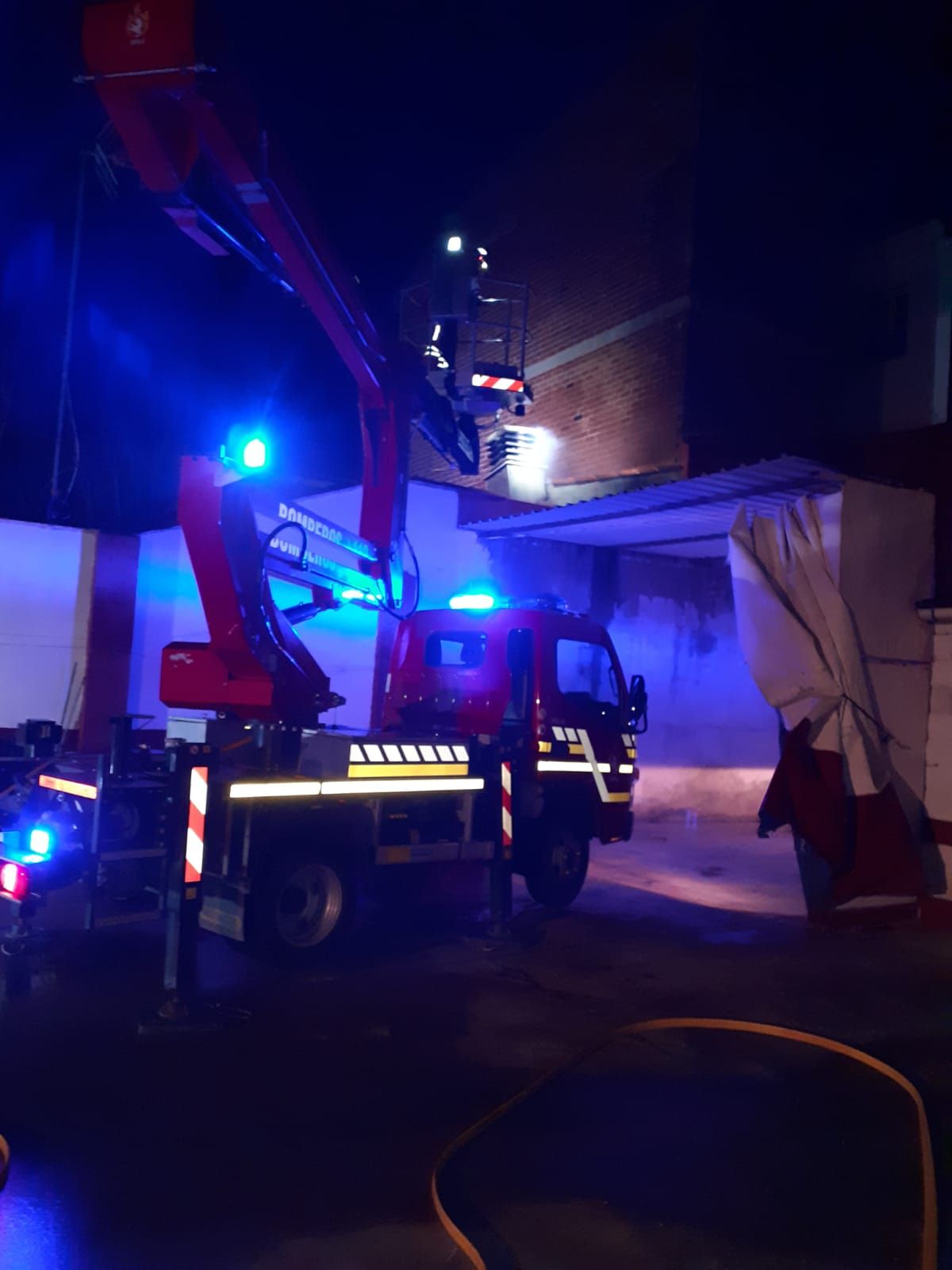 Los bomberos del Sepeis durante la intervención.  | DIPUTACIÓN DE LEÓN