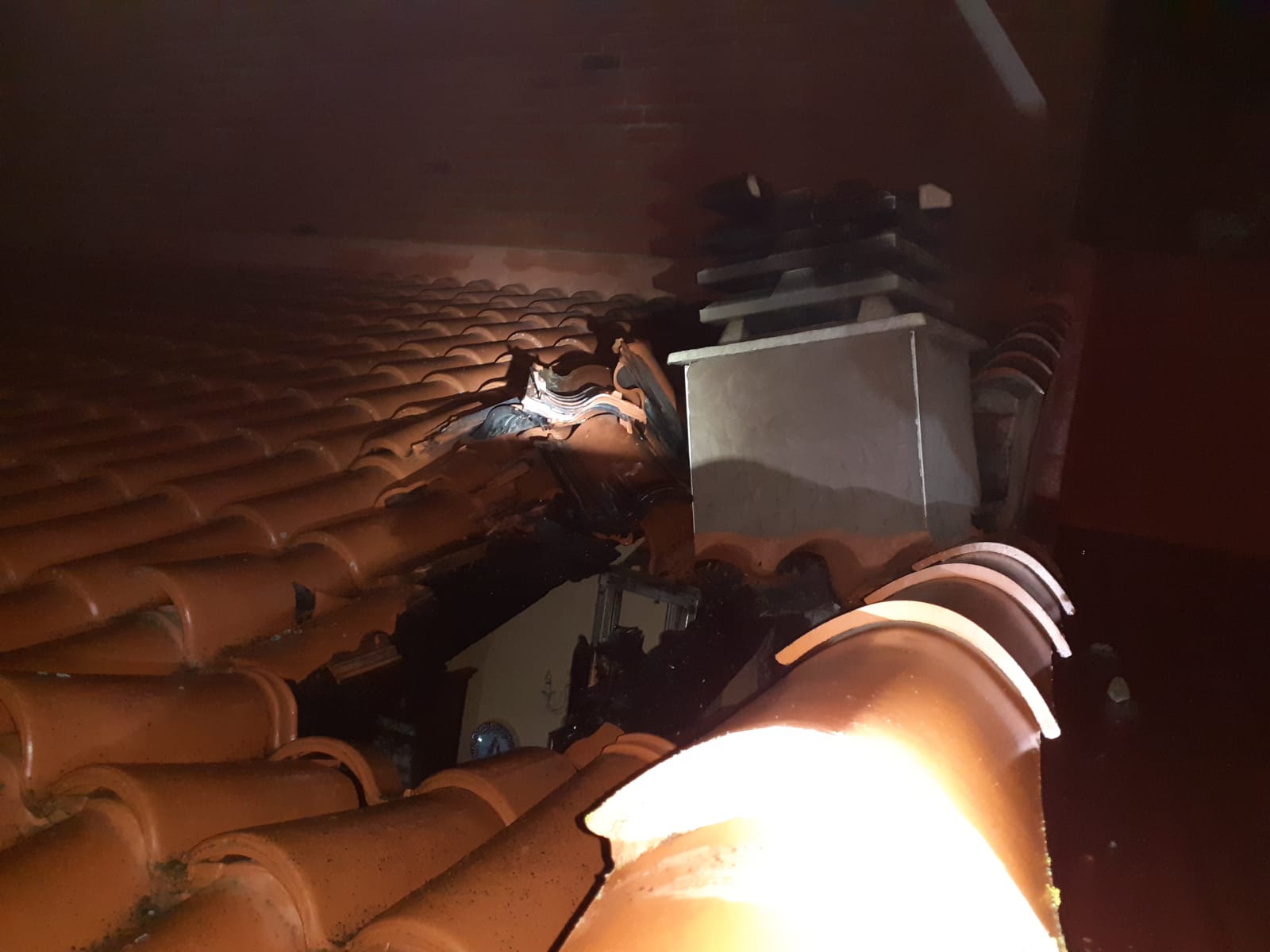 Zona del tejado y de la chimenea afectada por el incendio. | DIPUTACIÓN DE LEÓN