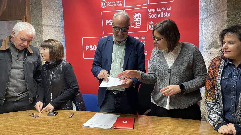 El equipo del PSOE de Ponferrada en una rueda de prensa. | JAVIER FERNÁNDEZ