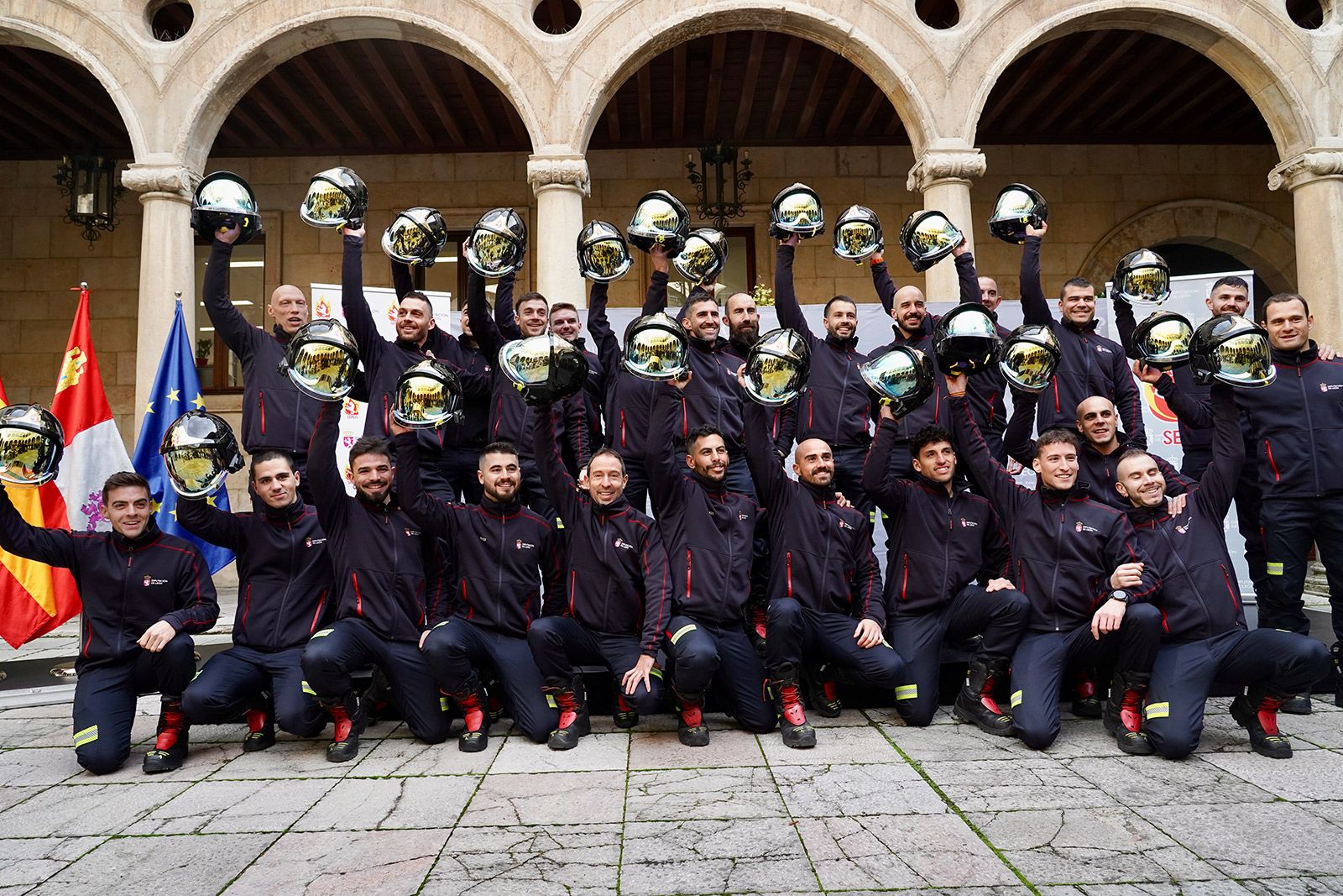 Los nuevos bomberos que se incorporan a la plantilla del Sepeis. |CAMPILLO (ICAL)