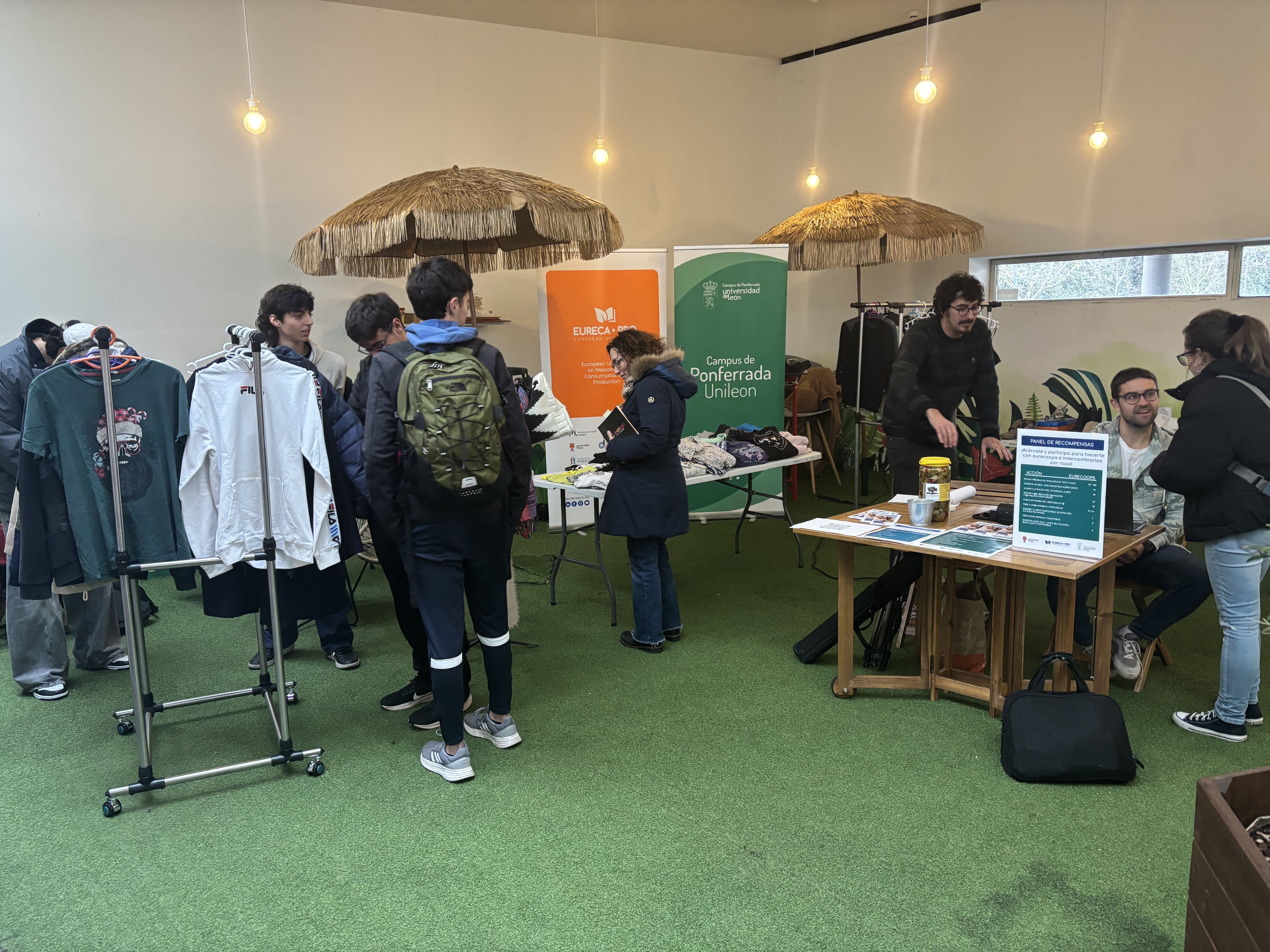 Proyecto 'Navidades Responsables' en el Campus de Ponferrada. | JAVIER FERNÁNDEZ