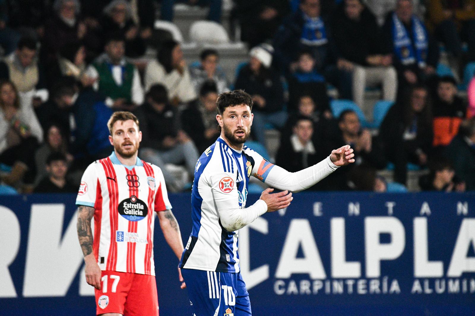 Borja Valle durante el partido ante el Lugo en El Toralín. QUNITO