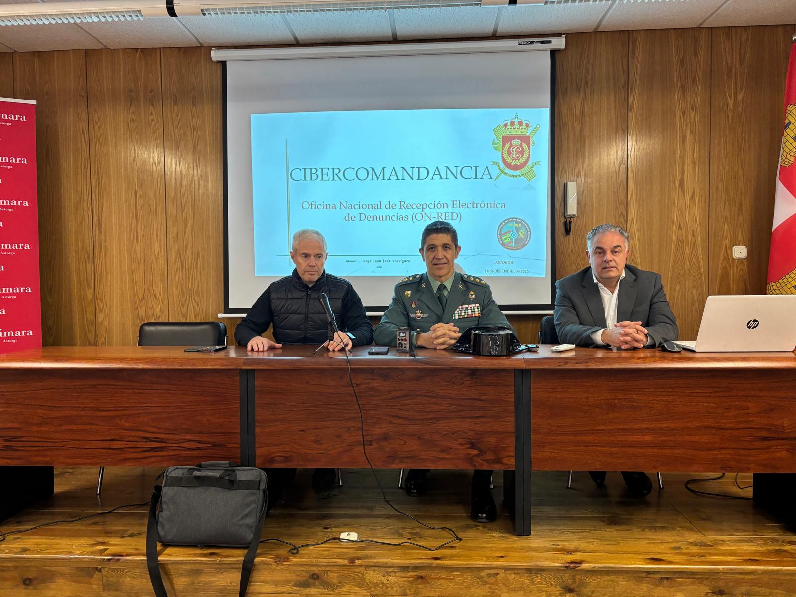 Juan José Alonso, Jorge Juan Pérez y José Luis Nieto durante la presentación. | L.N.C.