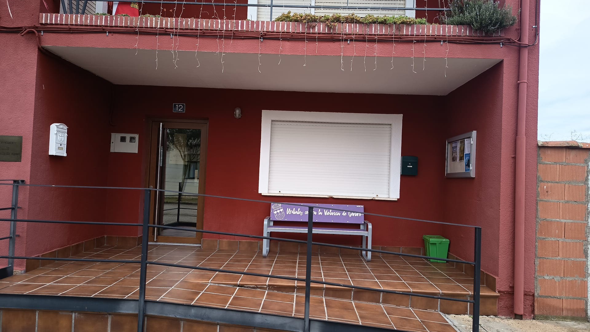 Vista de la entrada del Ayuntamiento de Urdiales del Páramo. | L.N.C.