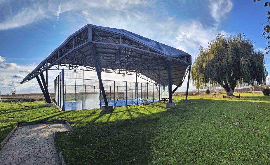 Vista de la cubierta de la pista de pádel de Laguna Dalga que prevén seguir mejorando. | L.N.C.