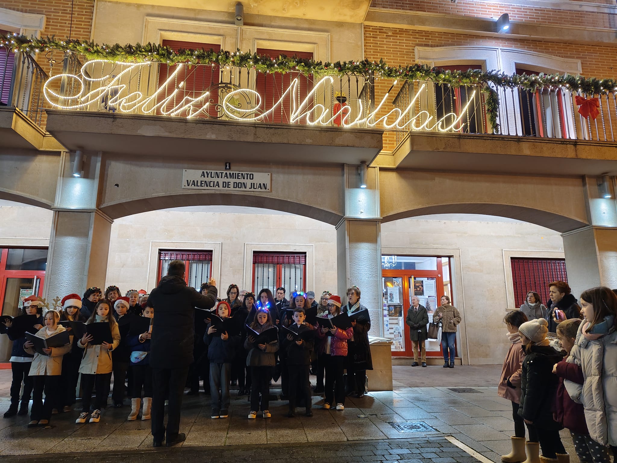 Los niños del colegio durante los villancicos del encendido navideño. | L.N.C.