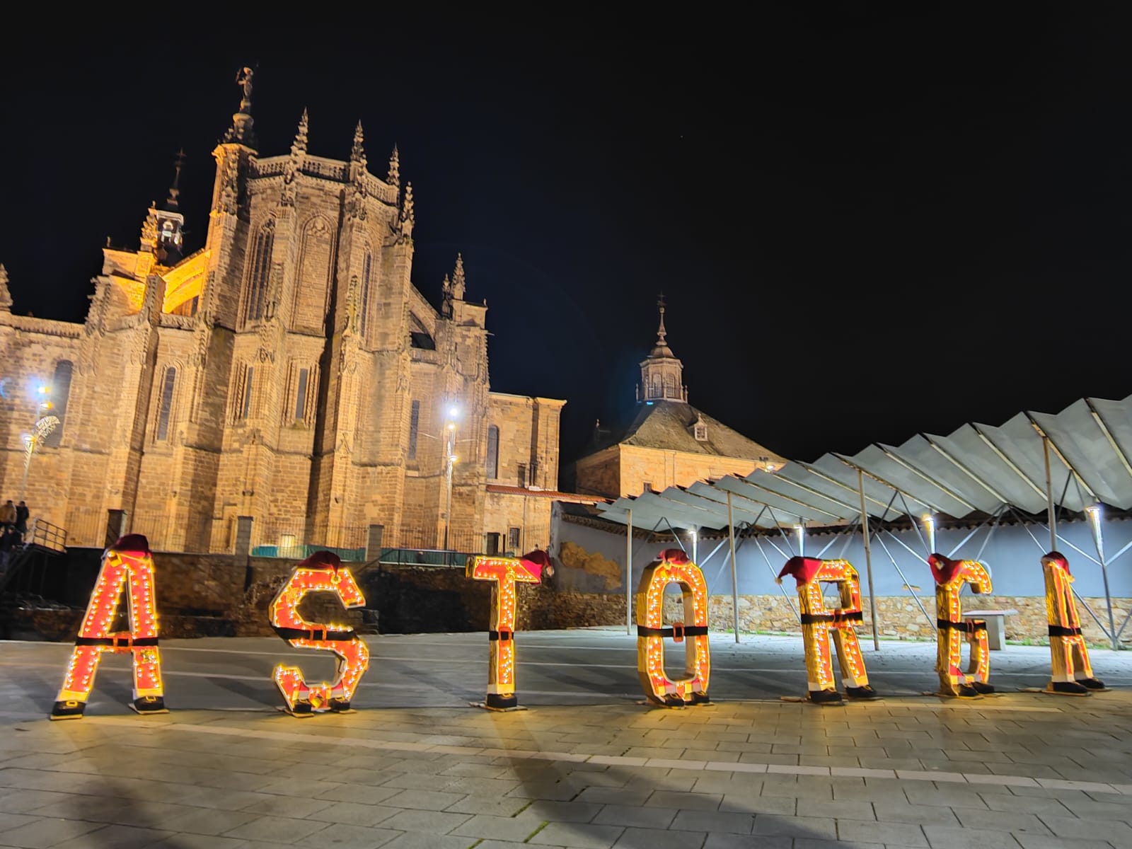 Astorga ya se viste de Navidad para disfrutar de estas fechas tan señaladas. | L.N.C.