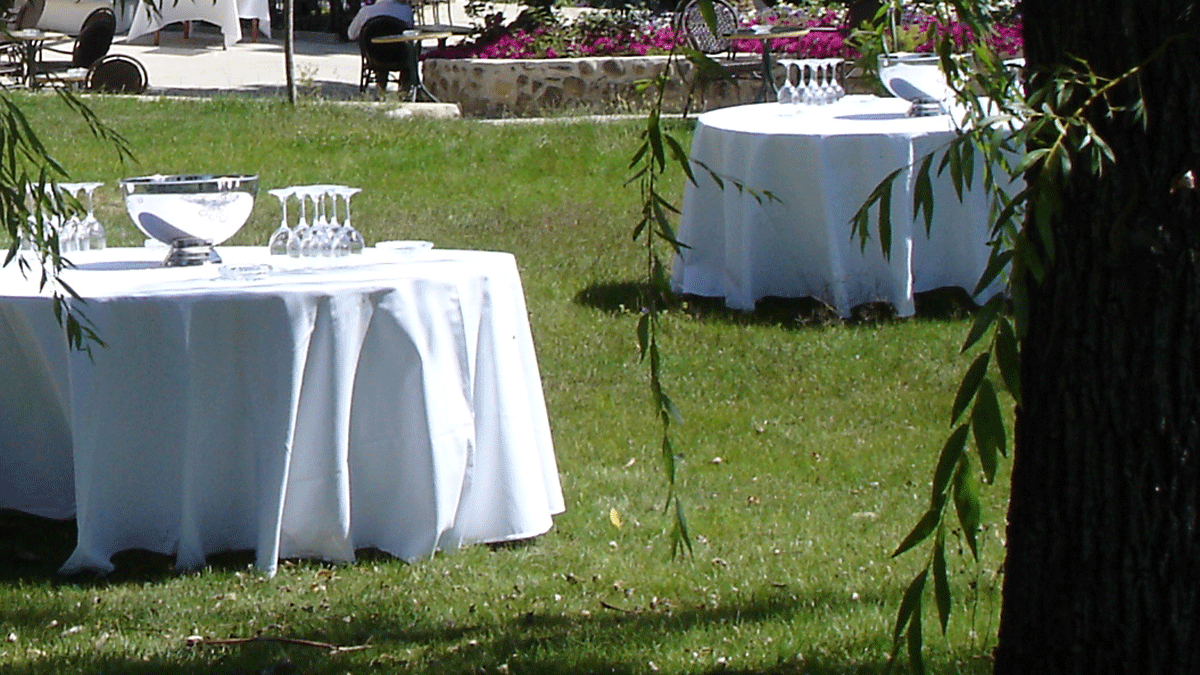 Los hosteleros denuncian que hasta el 50% de los banquetes en el Bierzo se celebran en establecimientos ilegales. Los hosteleros denuncian que hasta el 50% de los banquetes en el Bierzo se celebran en establecimientos ilegales.