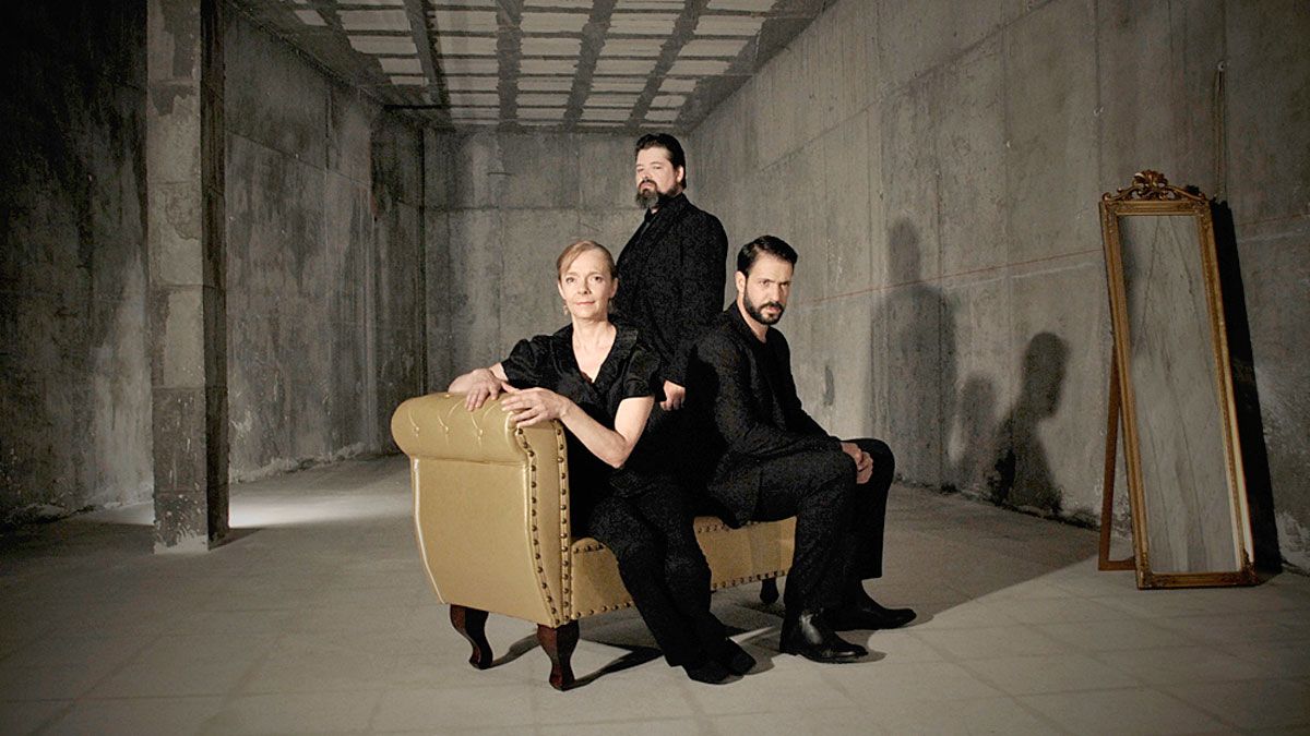 Ana Fernández, Chico García y Jesús Luque son los protagonistas de la tragedia clásica ‘Clytemnestre, una mujer’, que este sábado llega a Carrizo. :: INDUOTEATROPRODUCCIONES