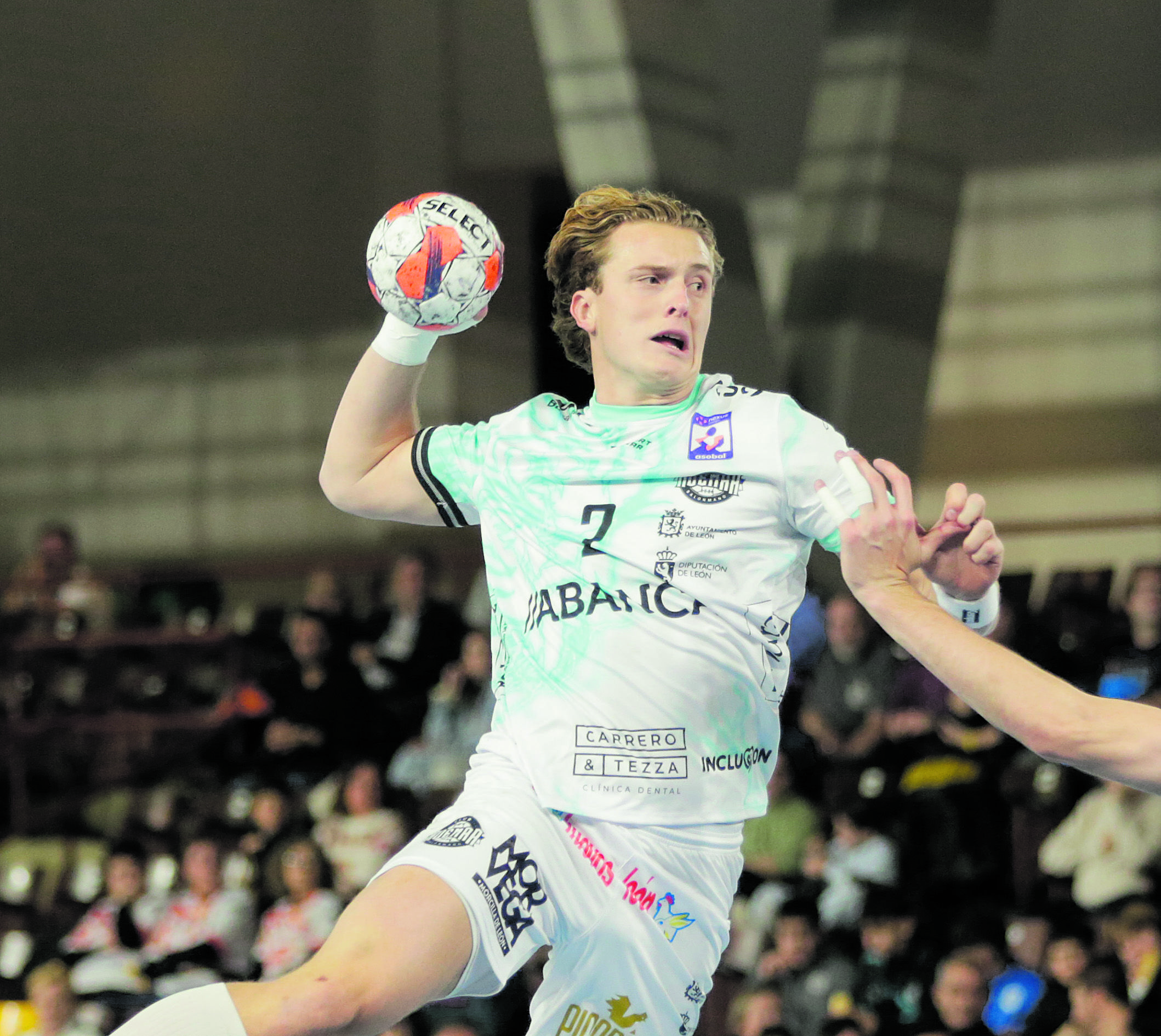 Otra vez los minutos finales volvió a arrebatarle al Ademar la victoria, esta vez quizás la más cruel, en un derbi y sobre la bocina. FERNANDO OTERO