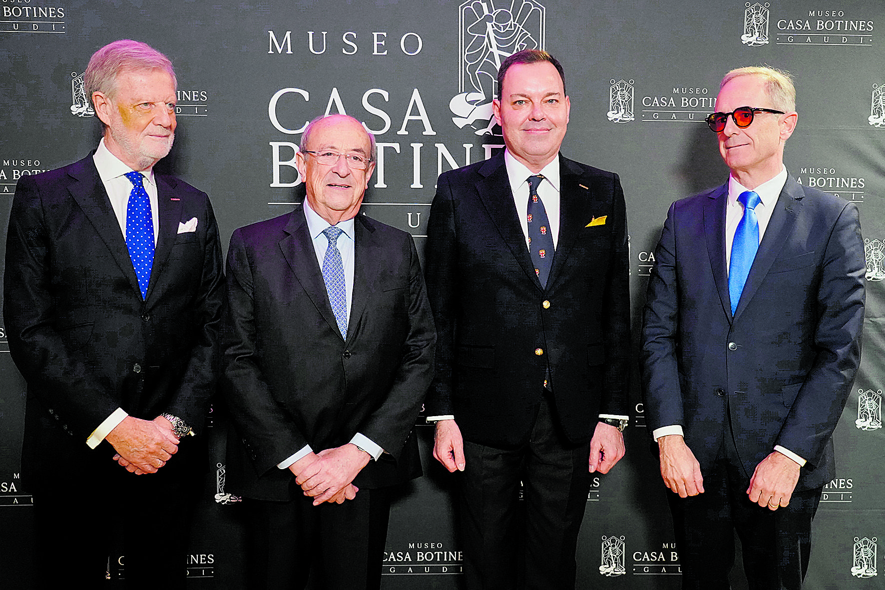 Viejo y Fernández Sobrino con los representantes de la Sagrada Familia. | CAMPILLO