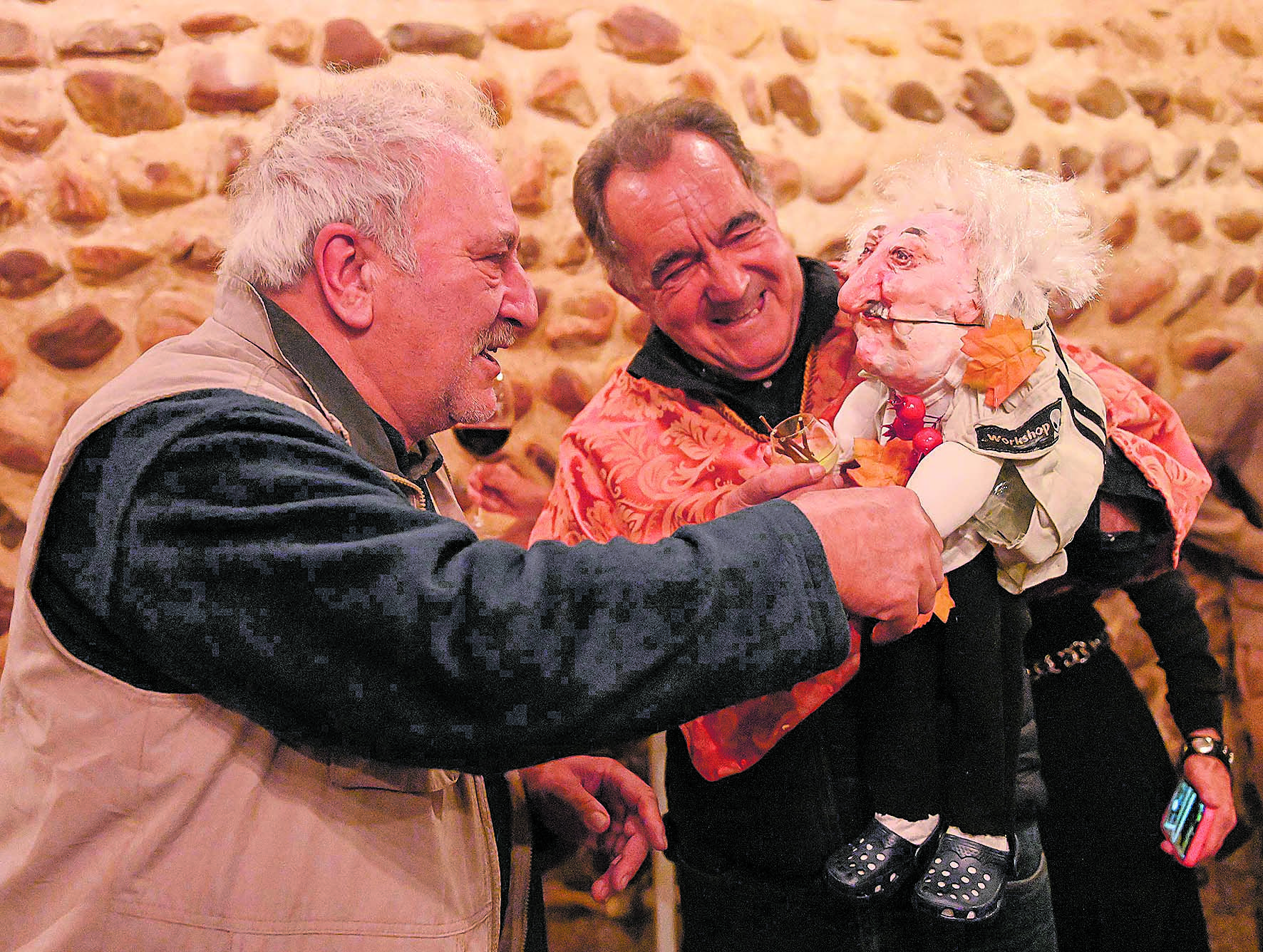 Yuma saluda a su marioneta en presencia del autor de la misma, el artista leonés Eduardo López Casado... el parecido es evidente. | MAURICIO PEÑA