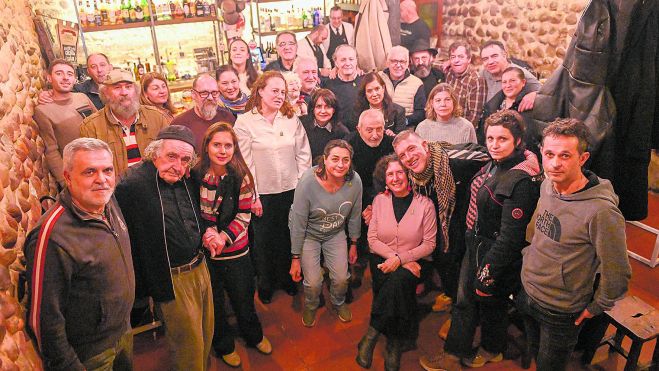 Foto de familia en la entrega de la marioneta a Yuma. MAURICIO PEÑA Foto de familia en la entrega de la marioneta a Yuma. MAURICIO PEÑA