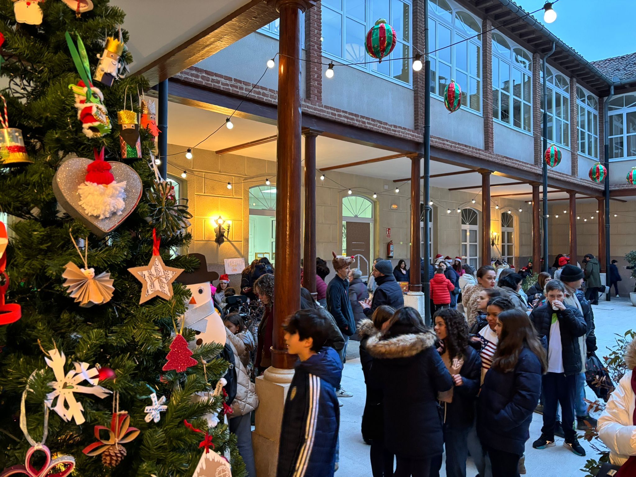El mercadillo solidario de este miércoles por la tarde estuvo de lo más concurrido. | L.N.C.
