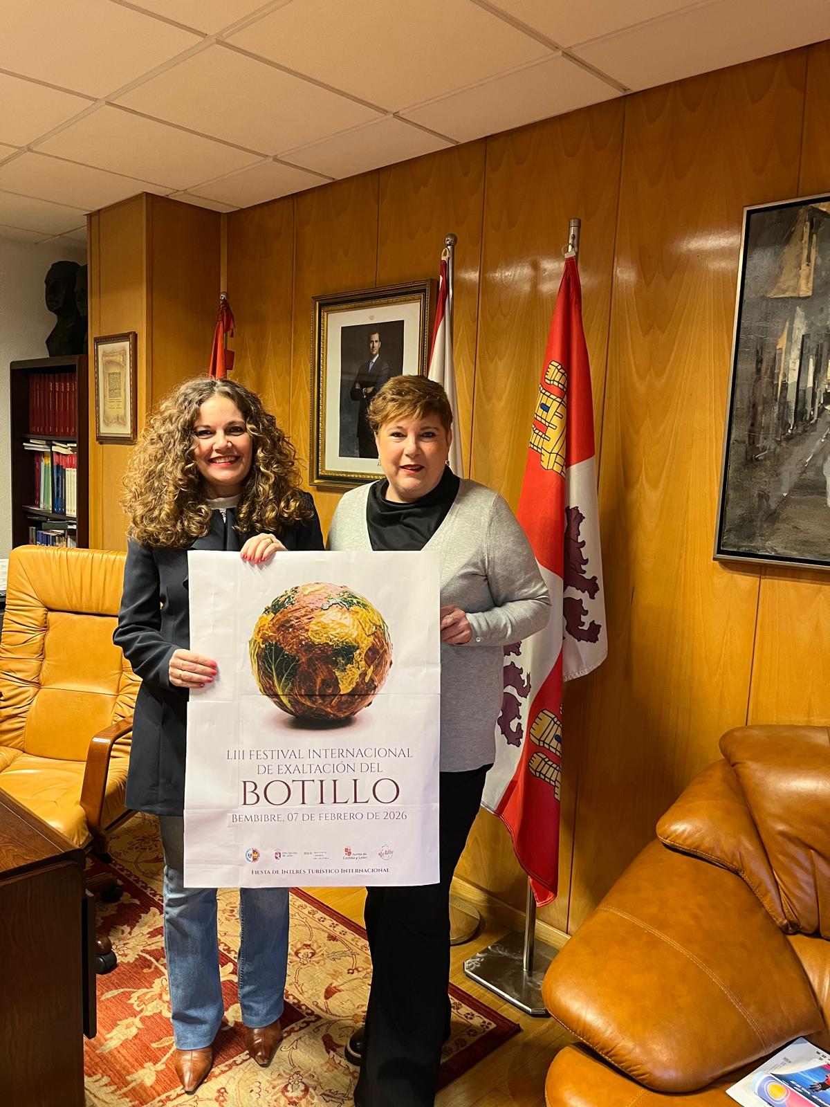 Alcaldesa y concejala de Cultura con el cartel premiado.