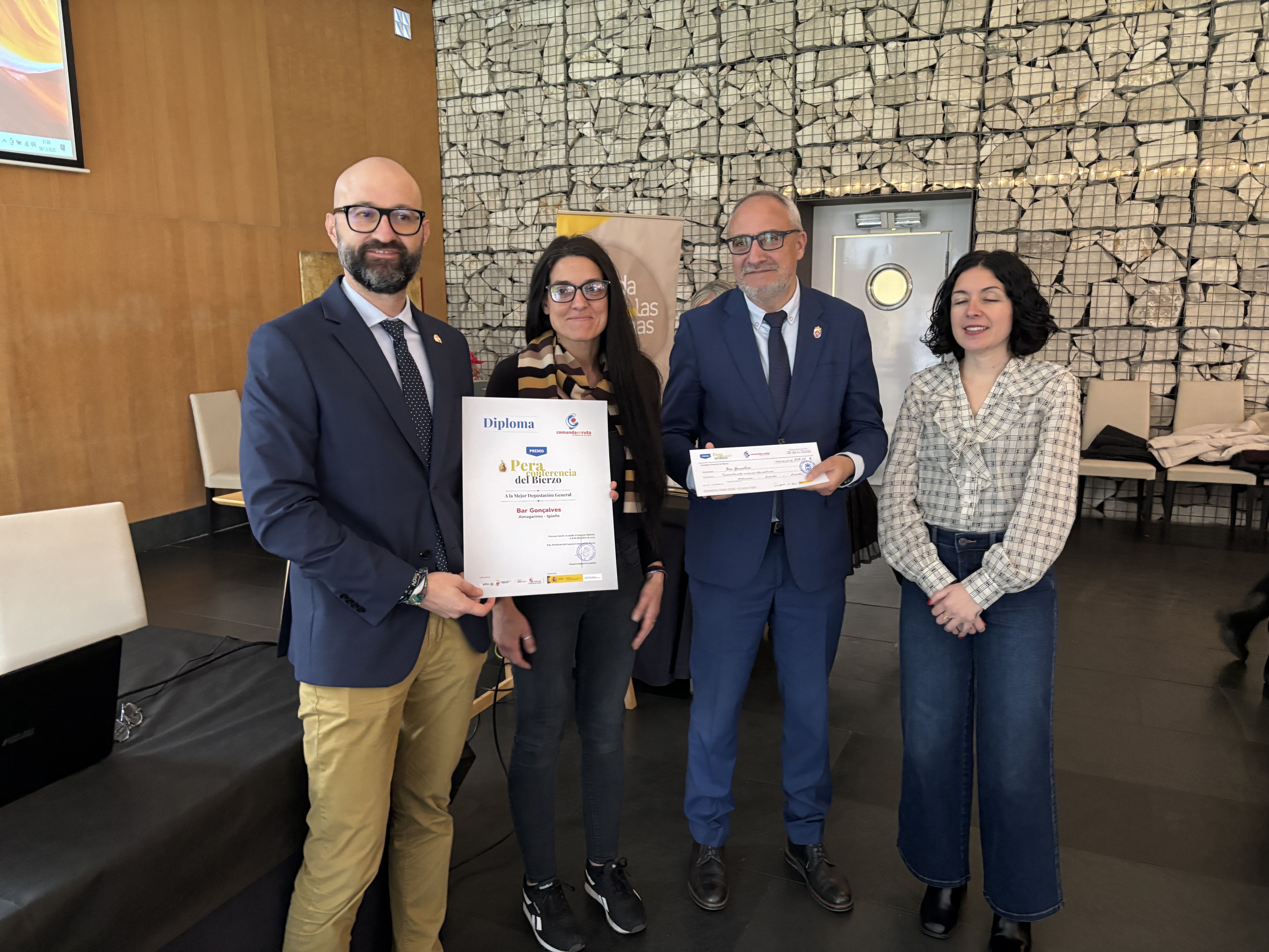 Entrega de diplomas del proyecto 'Comanda en ruta. Un paso más'. | JAVIER FERNÁNDEZ Entrega de diplomas del proyecto 'Comanda en ruta. Un paso más'. | JAVIER FERNÁNDEZ