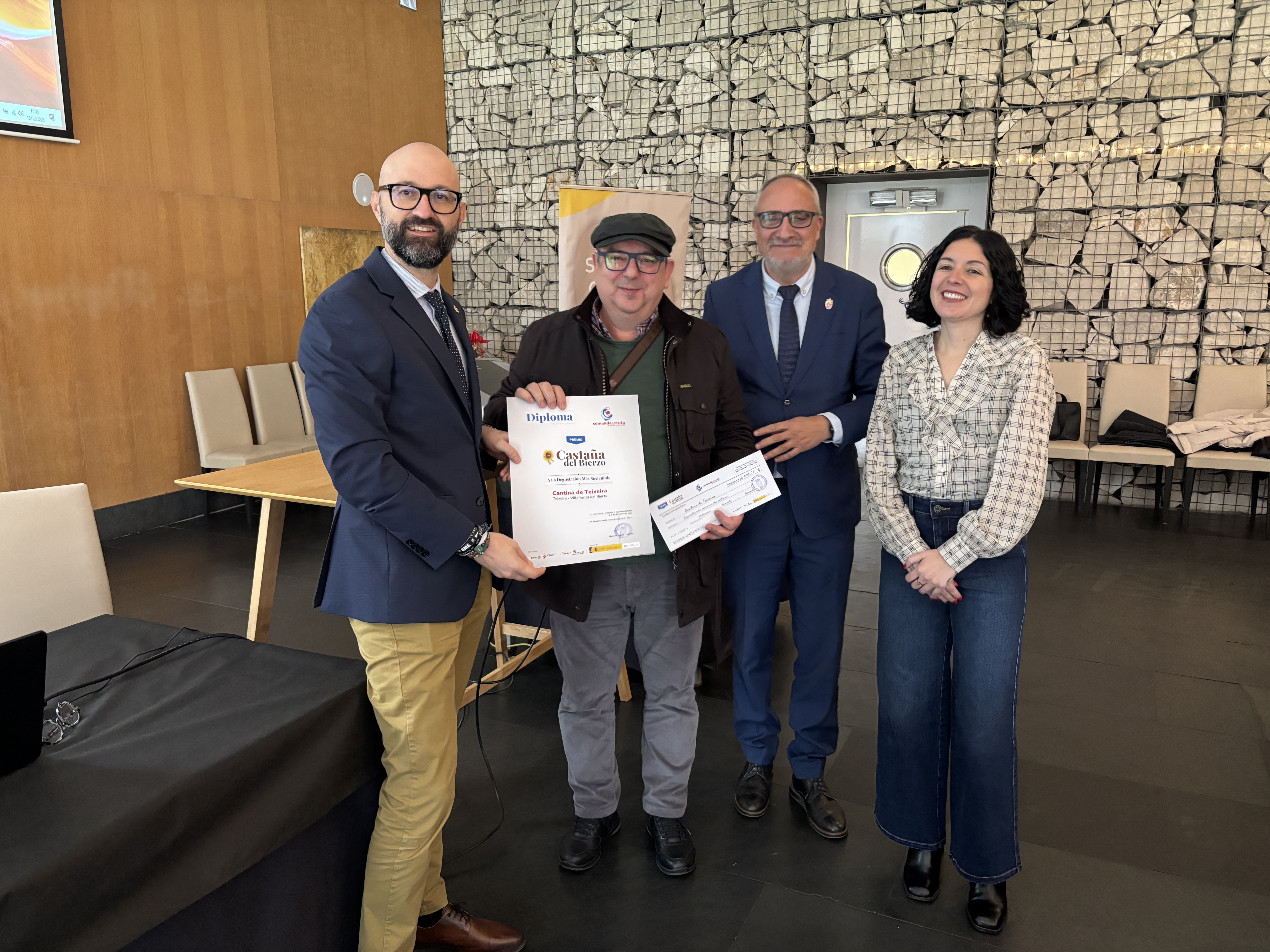 Entrega de diplomas del proyecto 'Comanda en ruta. Un paso más'. | JAVIER FERNÁNDEZ Entrega de diplomas del proyecto 'Comanda en ruta. Un paso más'. | JAVIER FERNÁNDEZ
