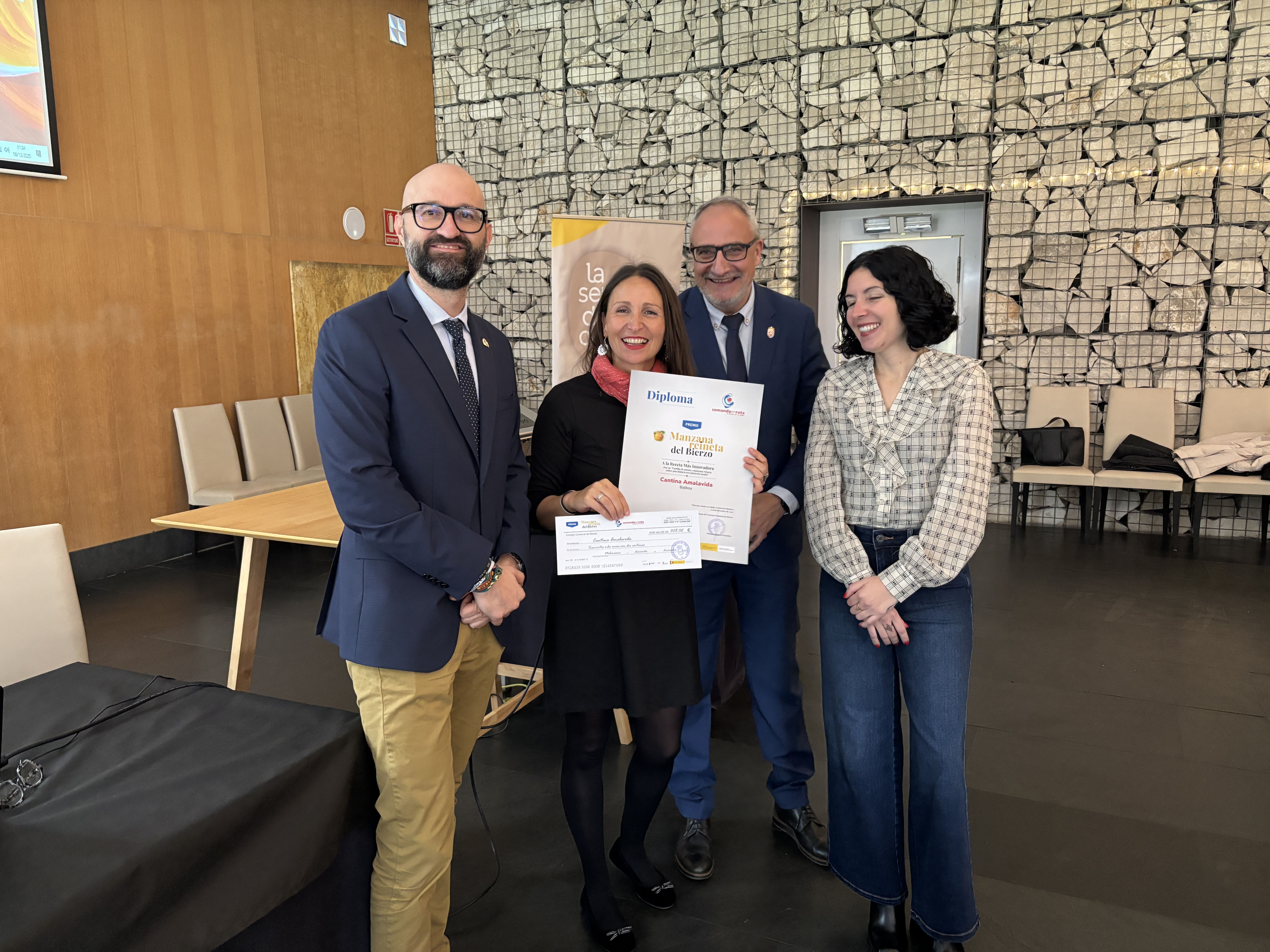 Entrega de diplomas del proyecto 'Comanda en ruta. Un paso más'. | JAVIER FERNÁNDEZ Entrega de diplomas del proyecto 'Comanda en ruta. Un paso más'. | JAVIER FERNÁNDEZ